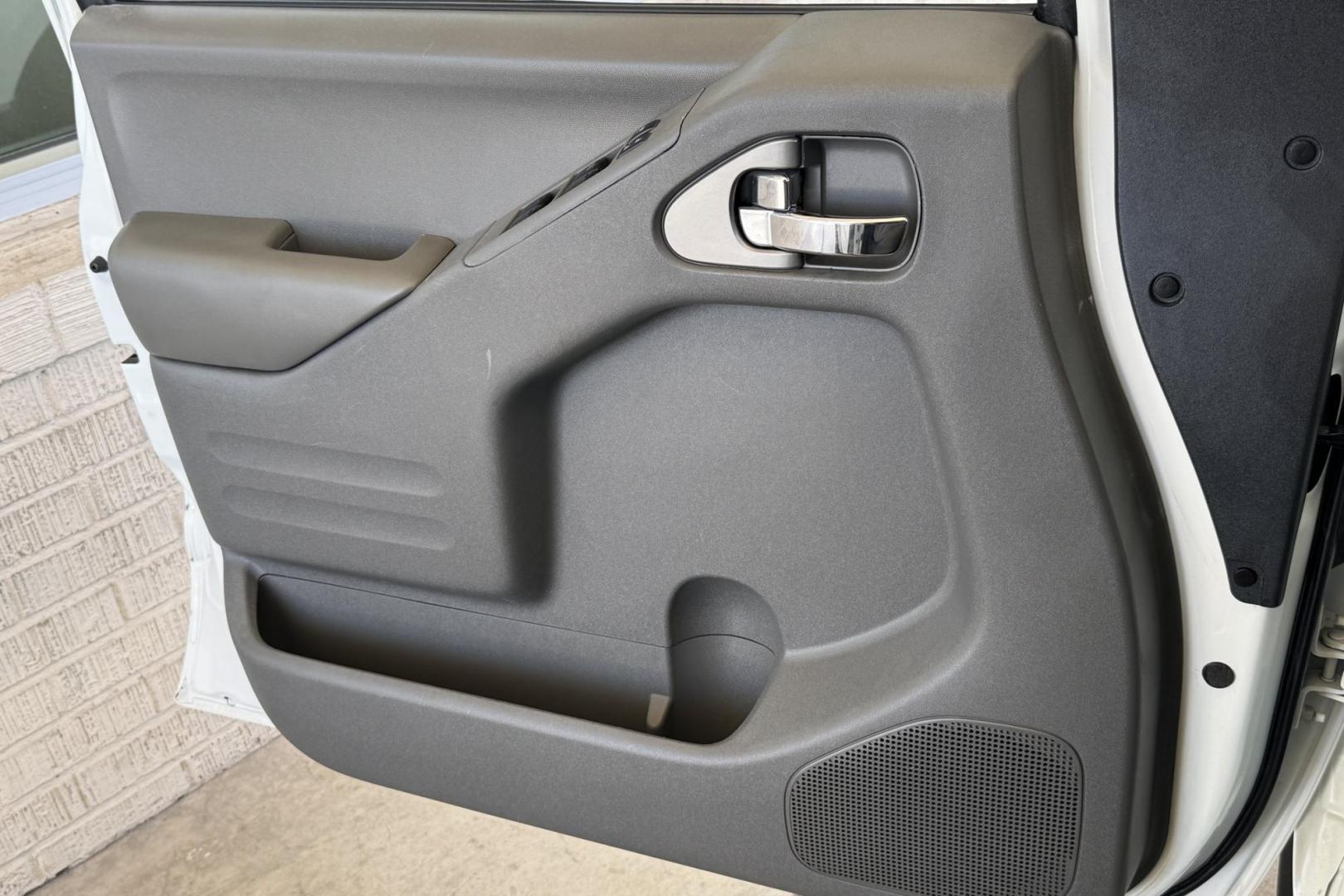 2018 White /Gray Nissan Frontier SV Value (1N6AD0ER4JN) with an V6 4.0 Liter engine, Automatic transmission, located at 2304 W. Main St., Boise, ID, 83702, (208) 342-7777, 43.622105, -116.218658 - 2018 Nissan Frontier Crew Cab SV Value Midnight Edition Two Wheel Drive - Photo#6