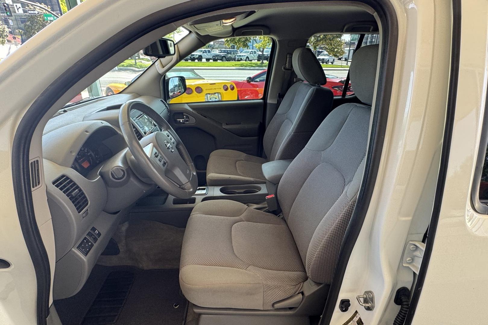 2018 White /Gray Nissan Frontier SV Value (1N6AD0ER4JN) with an V6 4.0 Liter engine, Automatic transmission, located at 2304 W. Main St., Boise, ID, 83702, (208) 342-7777, 43.622105, -116.218658 - 2018 Nissan Frontier Crew Cab SV Value Midnight Edition Two Wheel Drive - Photo#11
