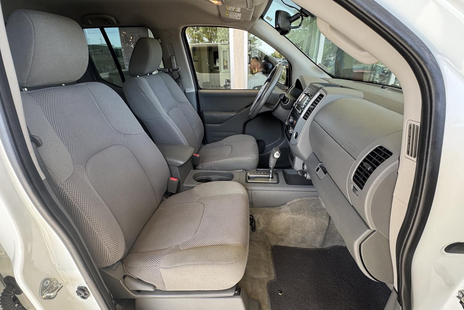 2018 White /Gray Nissan Frontier SV Value (1N6AD0ER4JN) with an V6 4.0 Liter engine, Automatic transmission, located at 2304 W. Main St., Boise, ID, 83702, (208) 342-7777, 43.622105, -116.218658 - 2018 Nissan Frontier Crew Cab SV Value Midnight Edition Two Wheel Drive - Photo#16