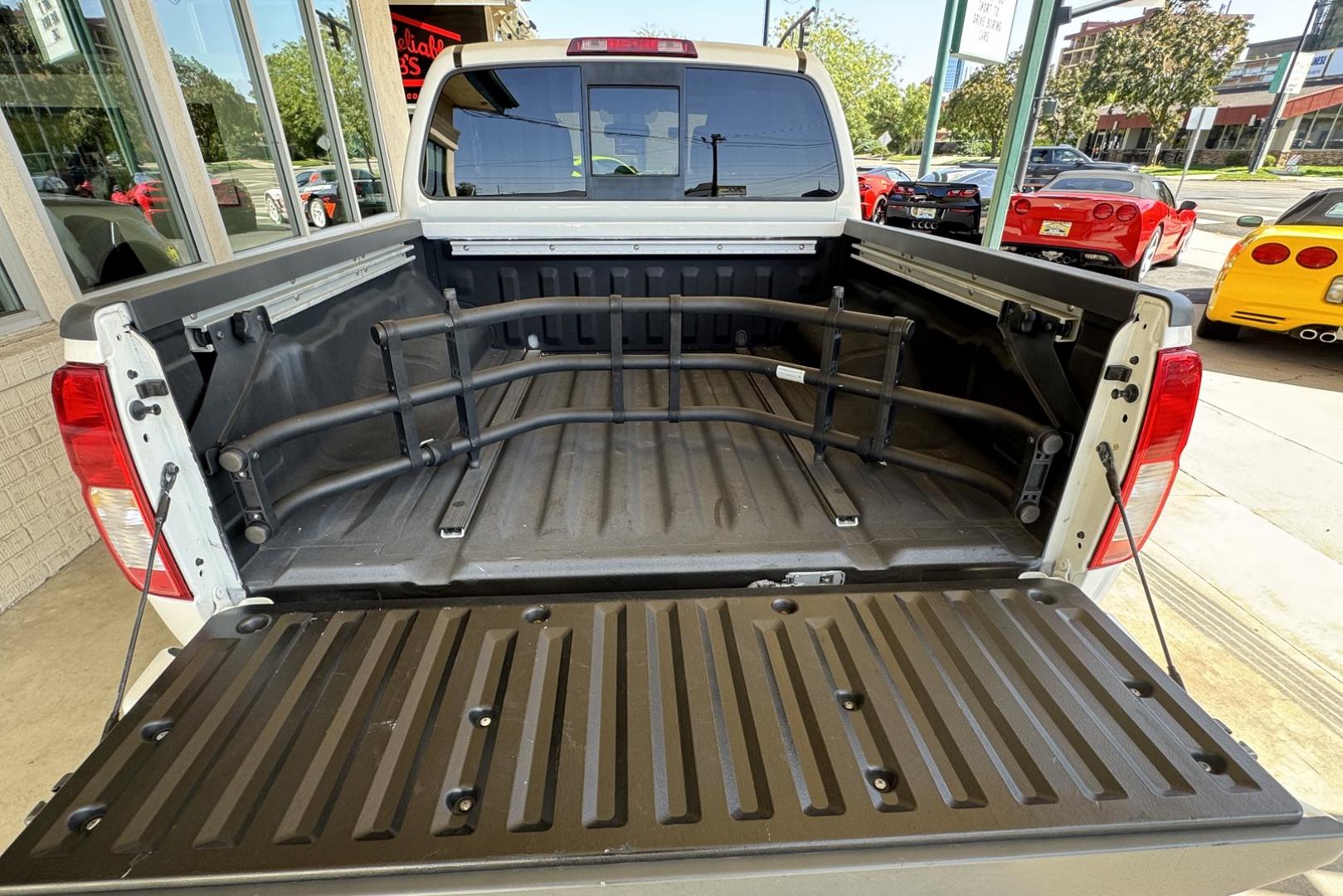 2018 White /Gray Nissan Frontier SV Value (1N6AD0ER4JN) with an V6 4.0 Liter engine, Automatic transmission, located at 2304 W. Main St., Boise, ID, 83702, (208) 342-7777, 43.622105, -116.218658 - 2018 Nissan Frontier Crew Cab SV Value Midnight Edition Two Wheel Drive - Photo#18