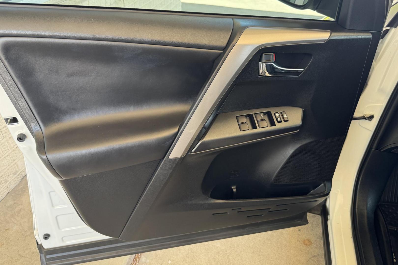 2018 White /Black Toyota RAV4 XLE (JTMRJREV5JD) with an 4 Cyl 2.5 Liter Hybrid engine, Automatic transmission, located at 2304 W. Main St., Boise, ID, 83702, (208) 342-7777, 43.622105, -116.218658 - Hybrid All Wheel Drive RAV4! Ready To Go! - Photo#7