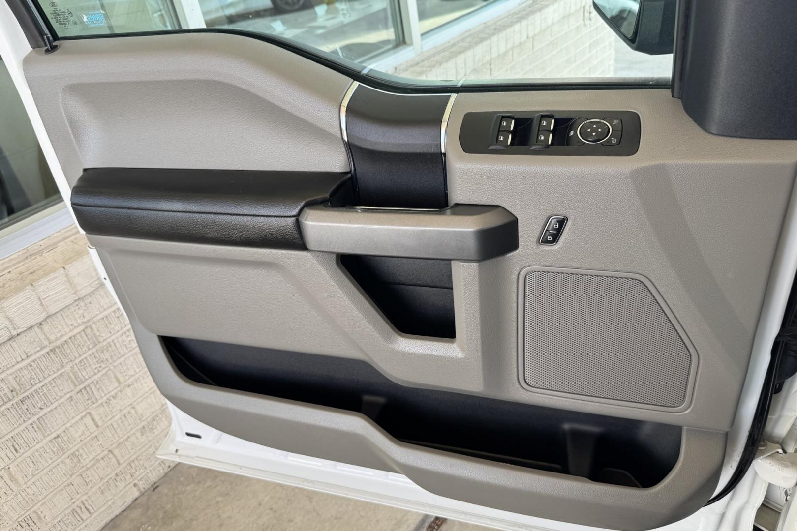 2016 Oxford White /Gray Ford F-150 XLT (1FTFW1EFXGF) with an V8 5.0 Liter engine, Automatic transmission, located at 2304 W. Main St., Boise, ID, 83702, (208) 342-7777, 43.622105, -116.218658 - Seats 6! Ready To Haul! - Photo#5