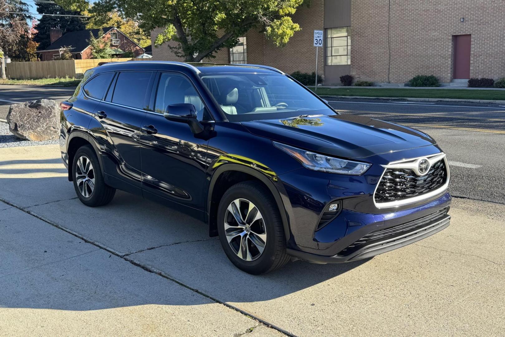 2022 Blueprint /Black Toyota Highlandere XLE (5TDGZRBH7NS) with an V6 3.5 Liter engine, Automatic 8 Speed transmission, located at 2304 W. Main St., Boise, ID, 83702, (208) 342-7777, 43.622105, -116.218658 - Loaded With Safety Features! Middle Bench Seat! Ready To Go! - Photo#2