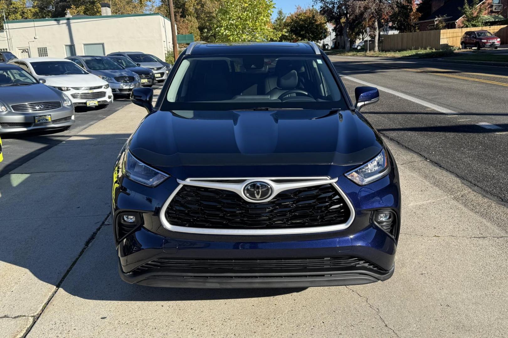 2022 Blueprint /Black Toyota Highlandere XLE (5TDGZRBH7NS) with an V6 3.5 Liter engine, Automatic 8 Speed transmission, located at 2304 W. Main St., Boise, ID, 83702, (208) 342-7777, 43.622105, -116.218658 - Loaded With Safety Features! Middle Bench Seat! Ready To Go! - Photo#3
