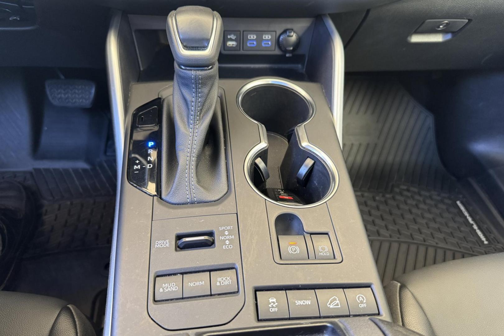 2022 Blueprint /Black Toyota Highlandere XLE (5TDGZRBH7NS) with an V6 3.5 Liter engine, Automatic 8 Speed transmission, located at 2304 W. Main St., Boise, ID, 83702, (208) 342-7777, 43.622105, -116.218658 - Loaded With Safety Features! Middle Bench Seat! Ready To Go! - Photo#5