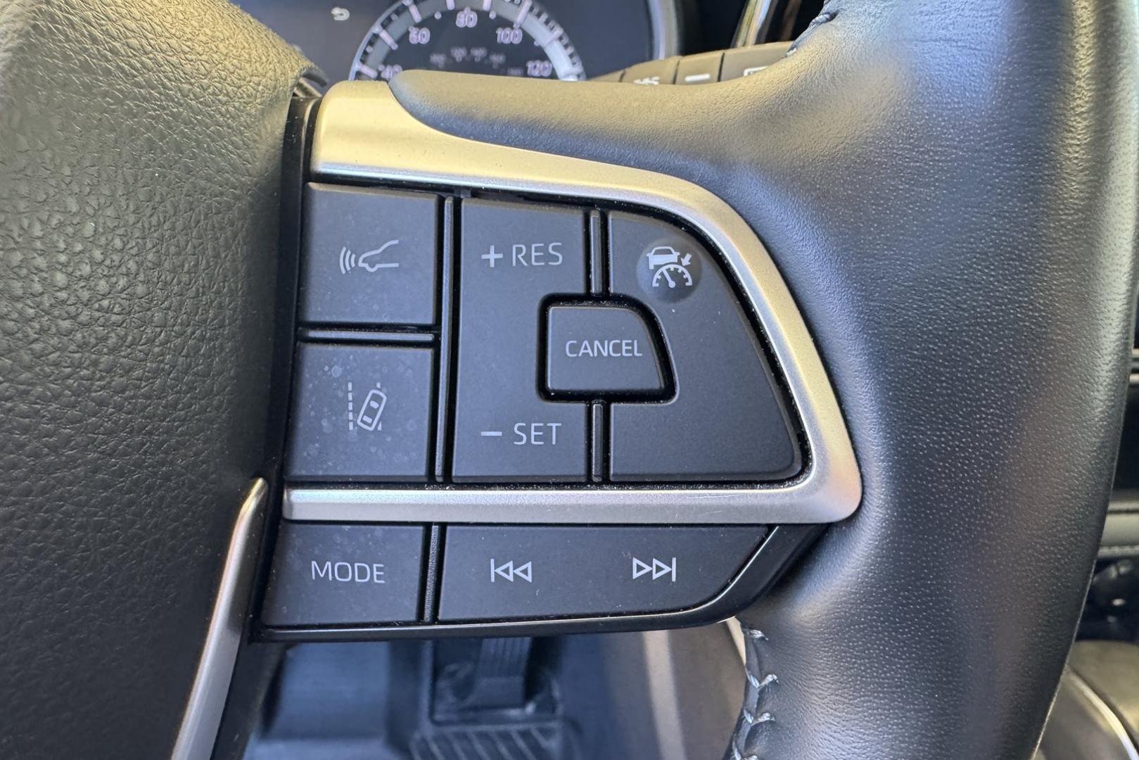 2022 Blueprint /Black Toyota Highlandere XLE (5TDGZRBH7NS) with an V6 3.5 Liter engine, Automatic 8 Speed transmission, located at 2304 W. Main St., Boise, ID, 83702, (208) 342-7777, 43.622105, -116.218658 - Loaded With Safety Features! Middle Bench Seat! Ready To Go! - Photo#11