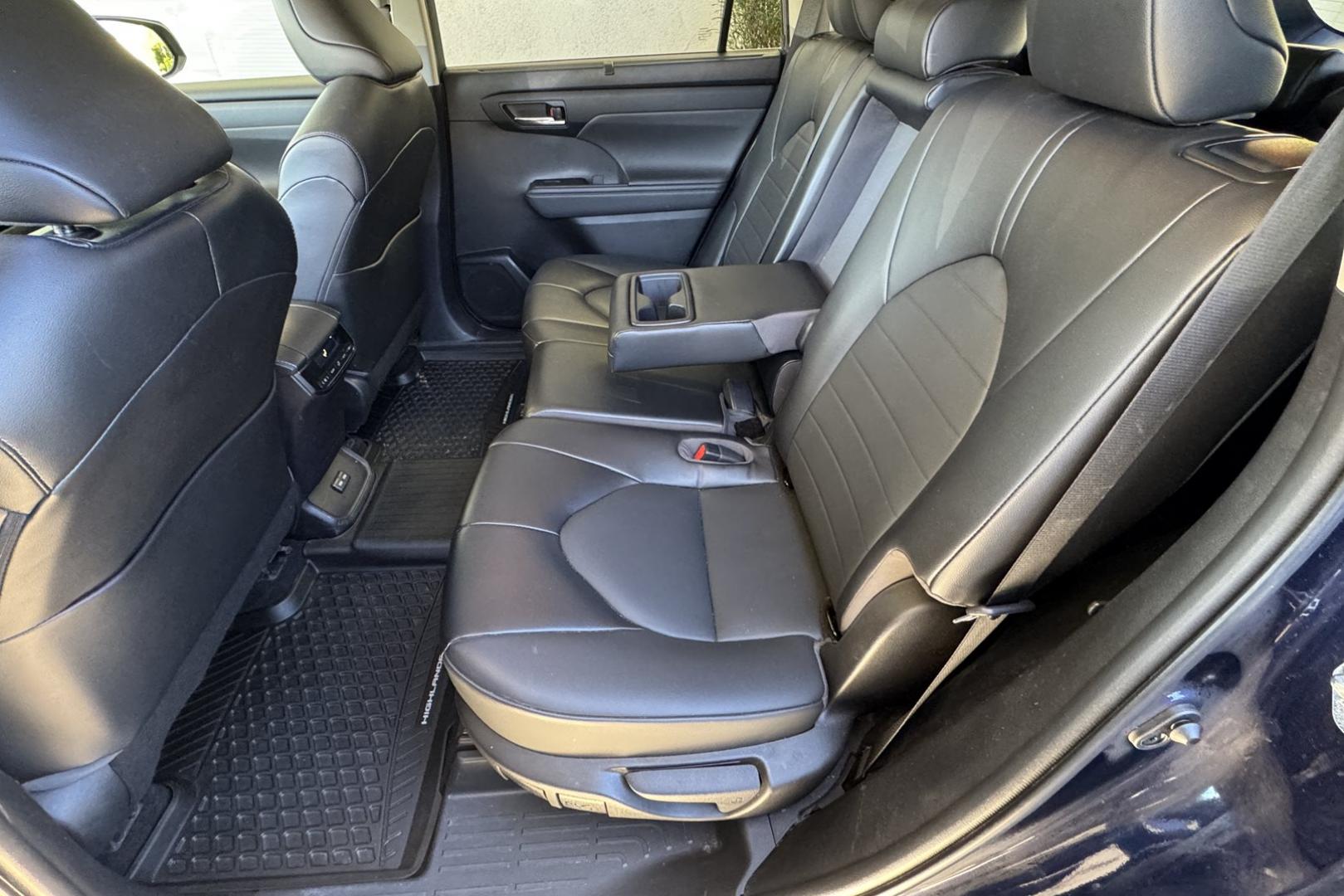 2022 Blueprint /Black Toyota Highlandere XLE (5TDGZRBH7NS) with an V6 3.5 Liter engine, Automatic 8 Speed transmission, located at 2304 W. Main St., Boise, ID, 83702, (208) 342-7777, 43.622105, -116.218658 - Loaded With Safety Features! Middle Bench Seat! Ready To Go! - Photo#13