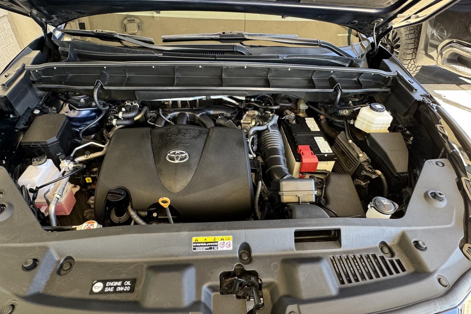 2022 Blueprint /Black Toyota Highlandere XLE (5TDGZRBH7NS) with an V6 3.5 Liter engine, Automatic 8 Speed transmission, located at 2304 W. Main St., Boise, ID, 83702, (208) 342-7777, 43.622105, -116.218658 - Loaded With Safety Features! Middle Bench Seat! Ready To Go! - Photo#17