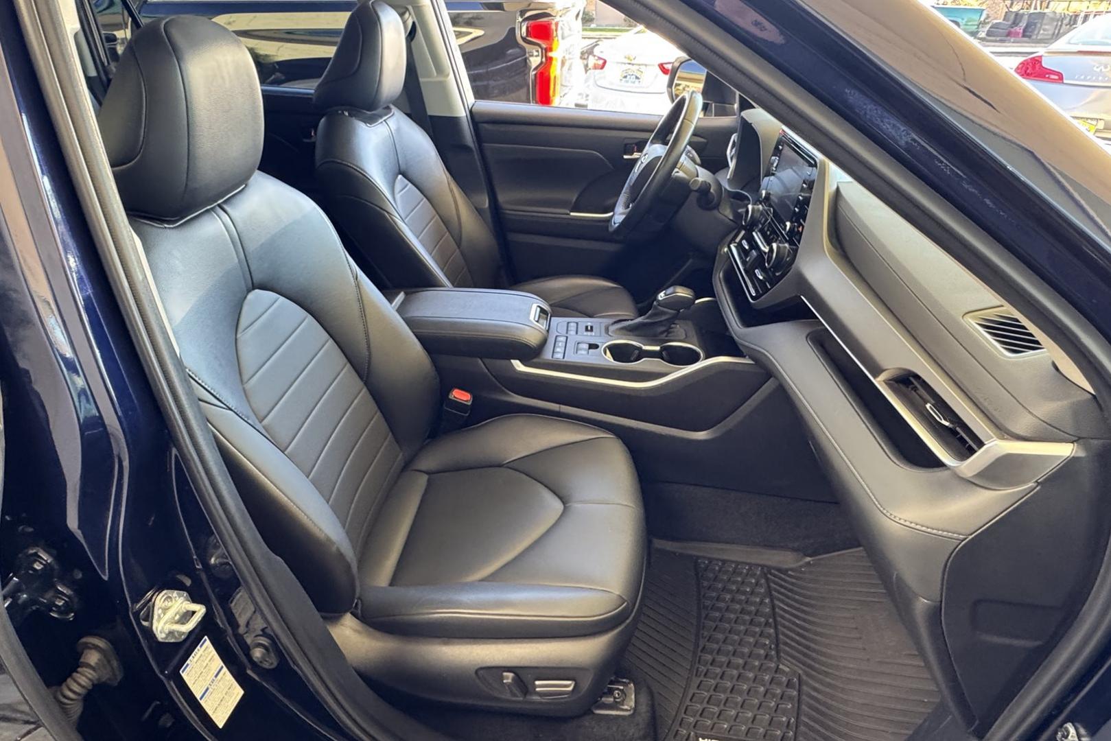2022 Blueprint /Black Toyota Highlandere XLE (5TDGZRBH7NS) with an V6 3.5 Liter engine, Automatic 8 Speed transmission, located at 2304 W. Main St., Boise, ID, 83702, (208) 342-7777, 43.622105, -116.218658 - Loaded With Safety Features! Middle Bench Seat! Ready To Go! - Photo#18