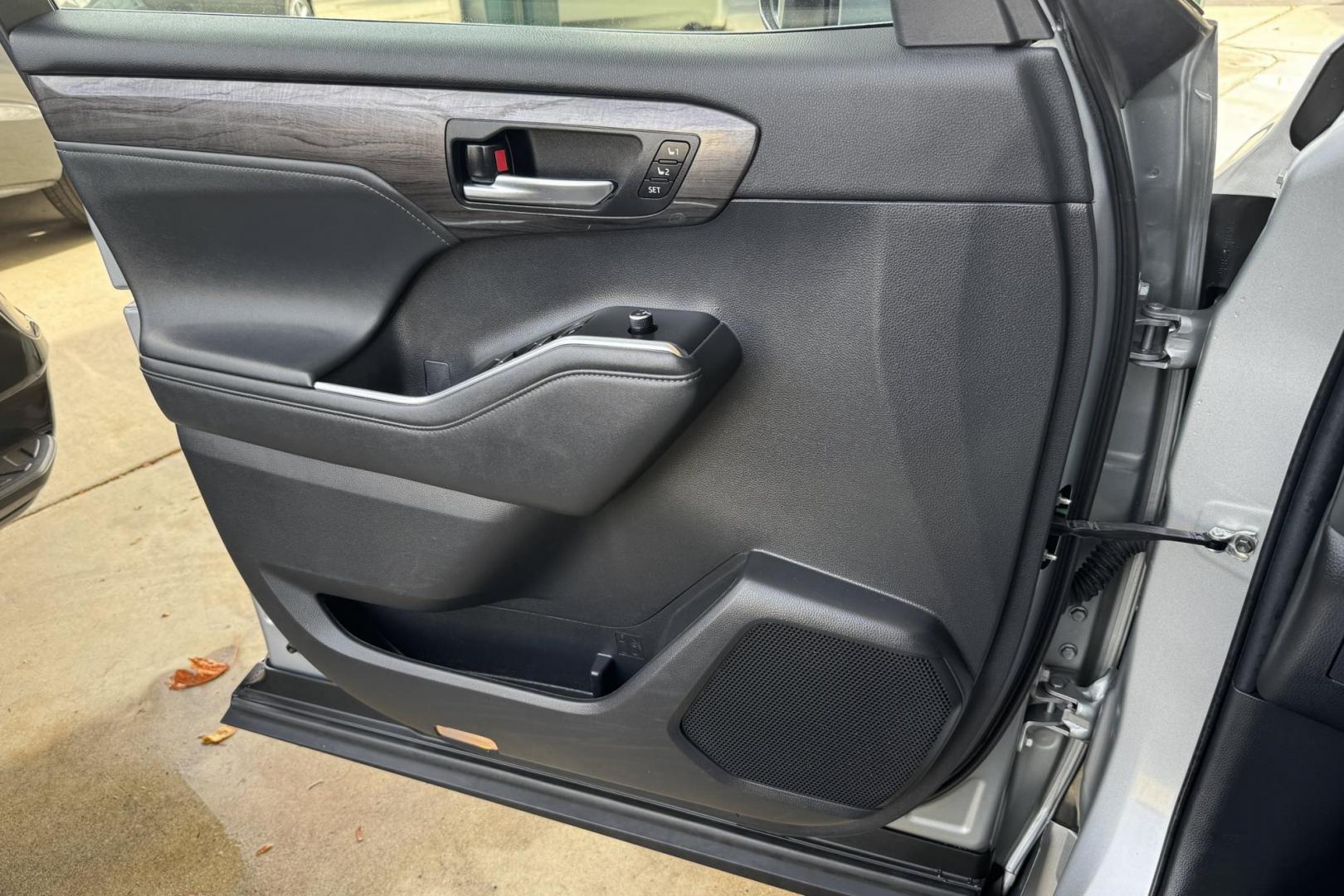 2022 Celestial Silver Metallic /Black Toyota Highlander Limited (5TDDZRBH9NS) with an V6 3.5 Liter engine, Automatic 8 Speed transmission, located at 2304 W. Main St., Boise, ID, 83702, (208) 342-7777, 43.622105, -116.218658 - Low Mileage & Clean! Loaded With Safety Features Too! - Photo#7