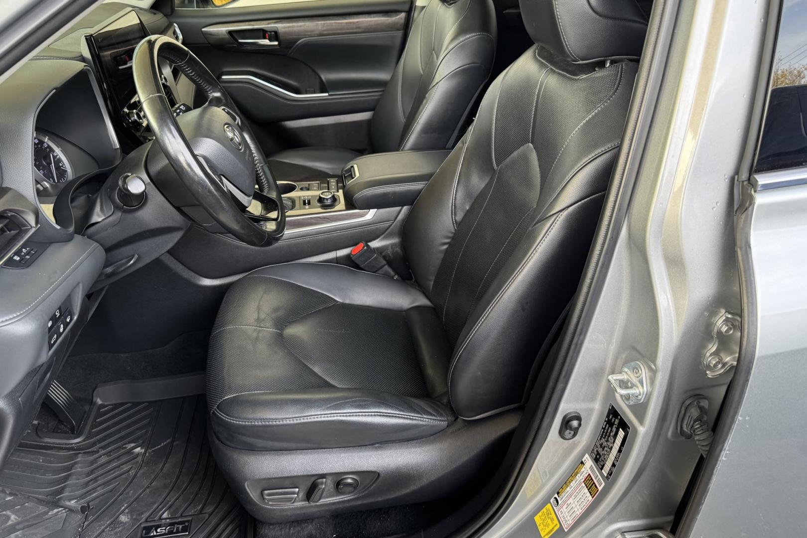 2022 Celestial Silver Metallic /Black Toyota Highlander Limited (5TDDZRBH9NS) with an V6 3.5 Liter engine, Automatic 8 Speed transmission, located at 2304 W. Main St., Boise, ID, 83702, (208) 342-7777, 43.622105, -116.218658 - Low Mileage & Clean! Loaded With Safety Features Too! - Photo#11