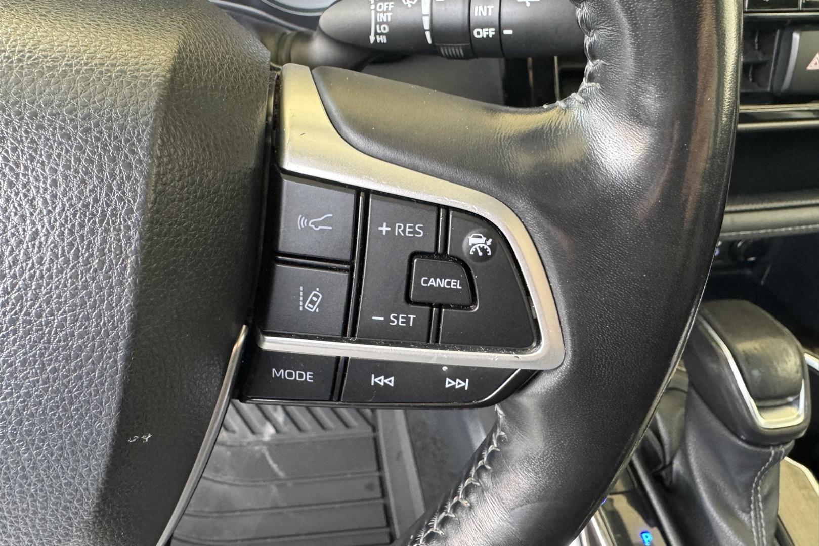 2022 Celestial Silver Metallic /Black Toyota Highlander Limited (5TDDZRBH9NS) with an V6 3.5 Liter engine, Automatic 8 Speed transmission, located at 2304 W. Main St., Boise, ID, 83702, (208) 342-7777, 43.622105, -116.218658 - Low Mileage & Clean! Loaded With Safety Features Too! - Photo#10