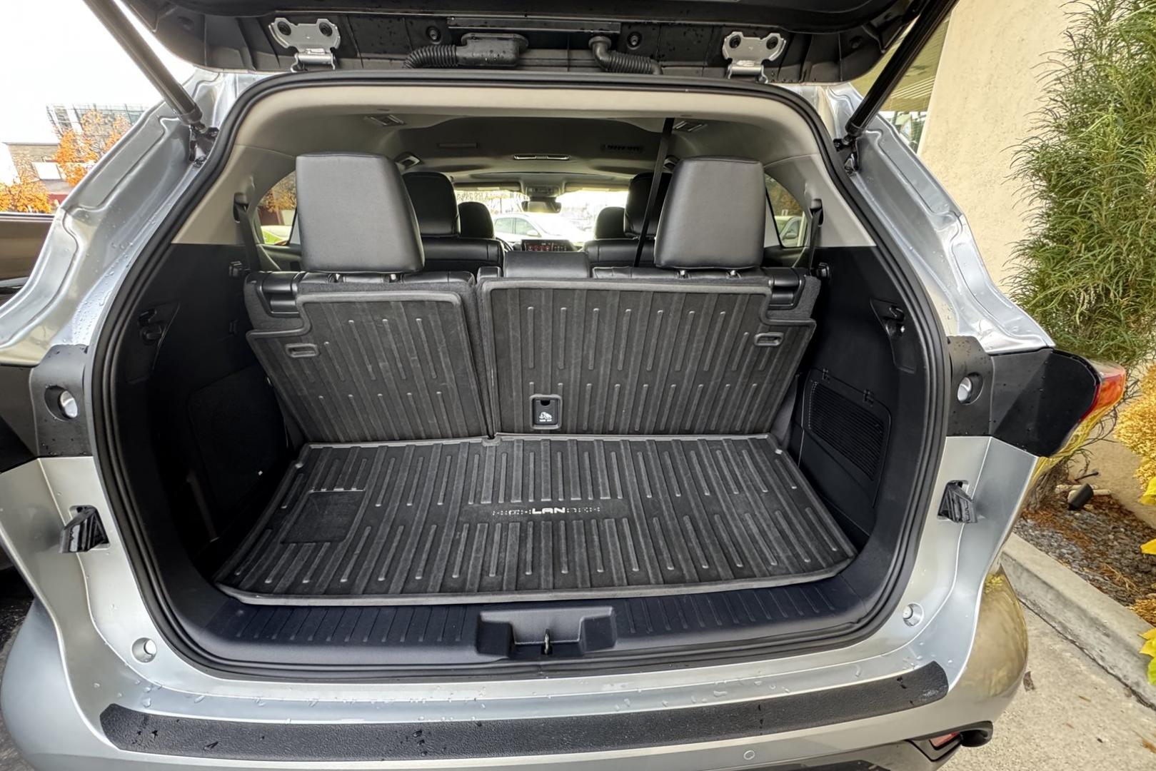 2022 Celestial Silver Metallic /Black Toyota Highlander Limited (5TDDZRBH9NS) with an V6 3.5 Liter engine, Automatic 8 Speed transmission, located at 2304 W. Main St., Boise, ID, 83702, (208) 342-7777, 43.622105, -116.218658 - Low Mileage & Clean! Loaded With Safety Features Too! - Photo#23