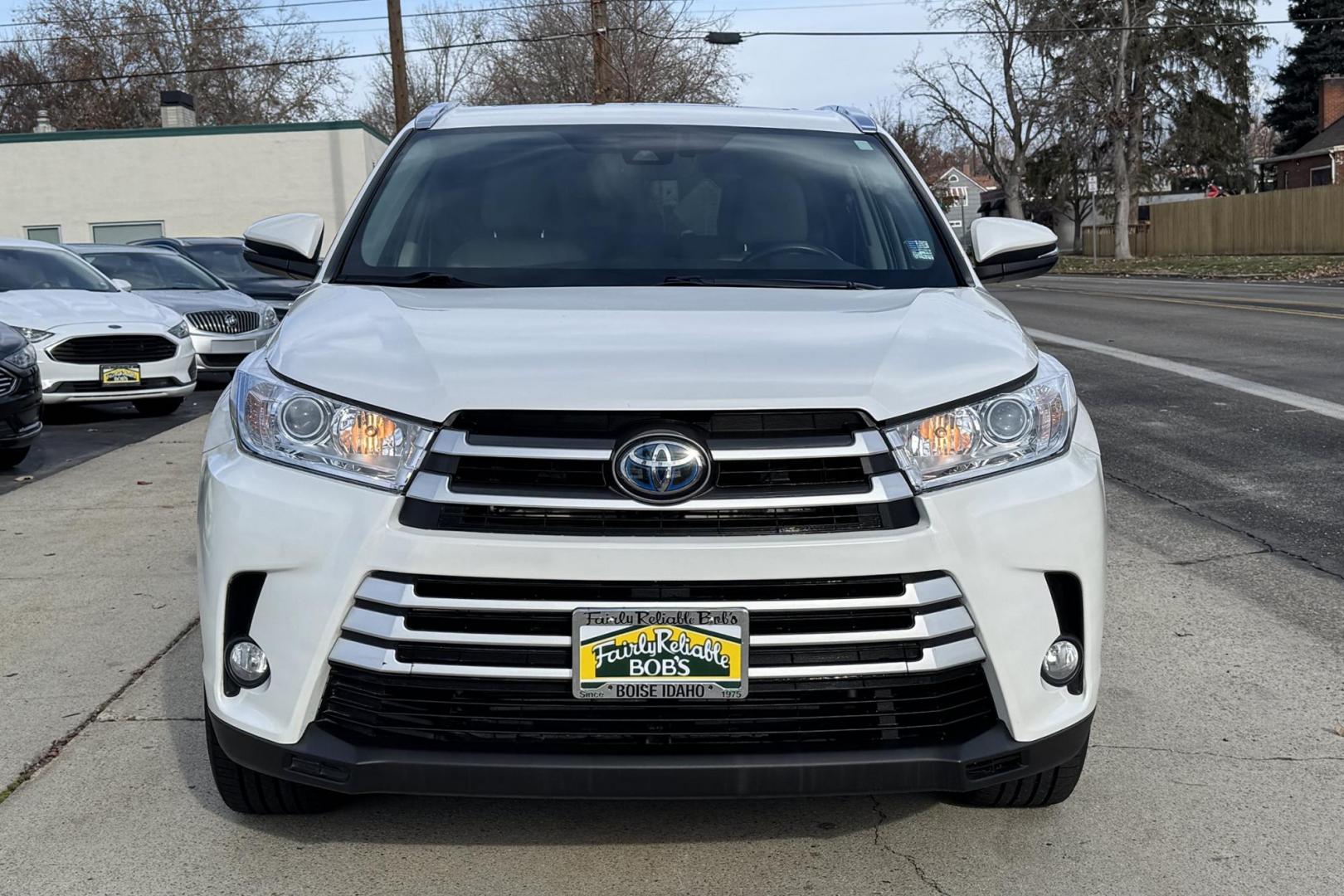 2019 Blizzard Pearl /Gray Toyota Highlander XLE (5TDJGRFH6KS) with an V6 3.5 Liter Hybrid engine, Automatic transmission, located at 2304 W. Main St., Boise, ID, 83702, (208) 342-7777, 43.622105, -116.218658 - Very Clean And Ready To Go! - Photo#3