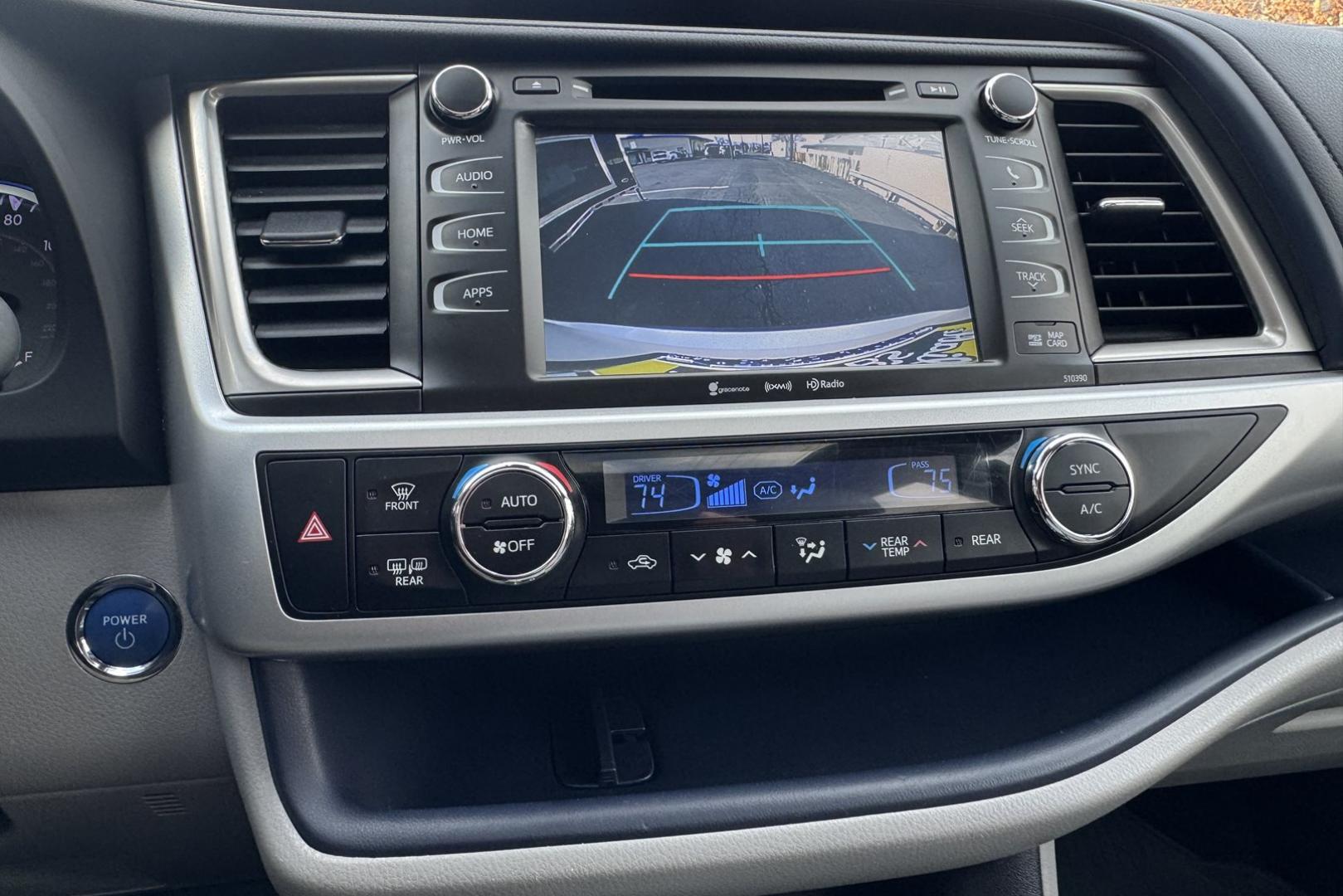 2019 Blizzard Pearl /Gray Toyota Highlander XLE (5TDJGRFH6KS) with an V6 3.5 Liter Hybrid engine, Automatic transmission, located at 2304 W. Main St., Boise, ID, 83702, (208) 342-7777, 43.622105, -116.218658 - Very Clean And Ready To Go! - Photo#7