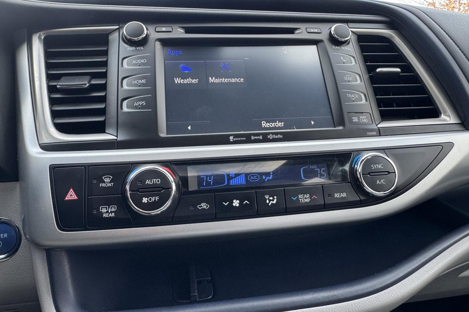 2019 Blizzard Pearl /Gray Toyota Highlander XLE (5TDJGRFH6KS) with an V6 3.5 Liter Hybrid engine, Automatic transmission, located at 2304 W. Main St., Boise, ID, 83702, (208) 342-7777, 43.622105, -116.218658 - Very Clean And Ready To Go! - Photo#8