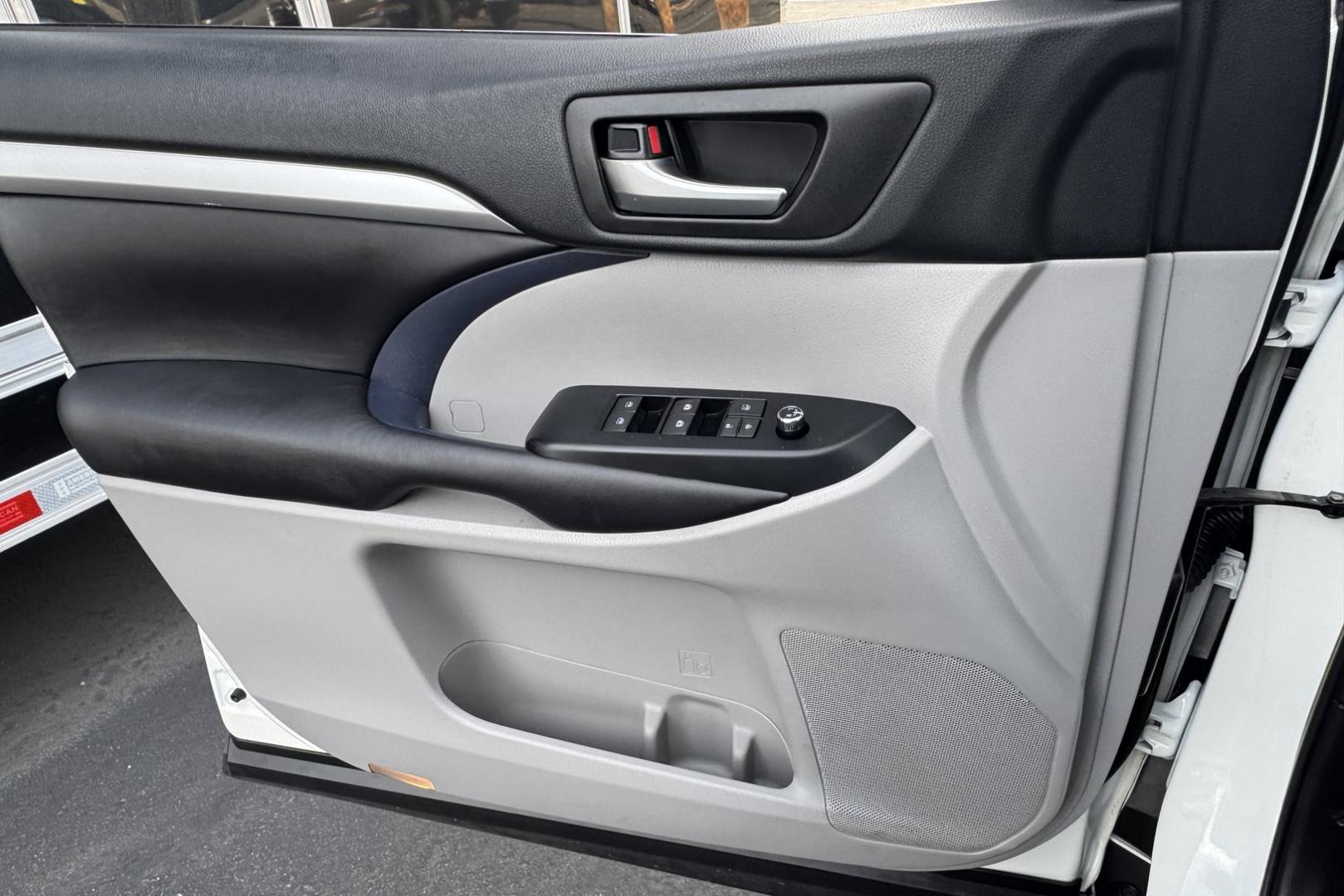 2019 Blizzard Pearl /Gray Toyota Highlander XLE (5TDJGRFH6KS) with an V6 3.5 Liter Hybrid engine, Automatic transmission, located at 2304 W. Main St., Boise, ID, 83702, (208) 342-7777, 43.622105, -116.218658 - Very Clean And Ready To Go! - Photo#10