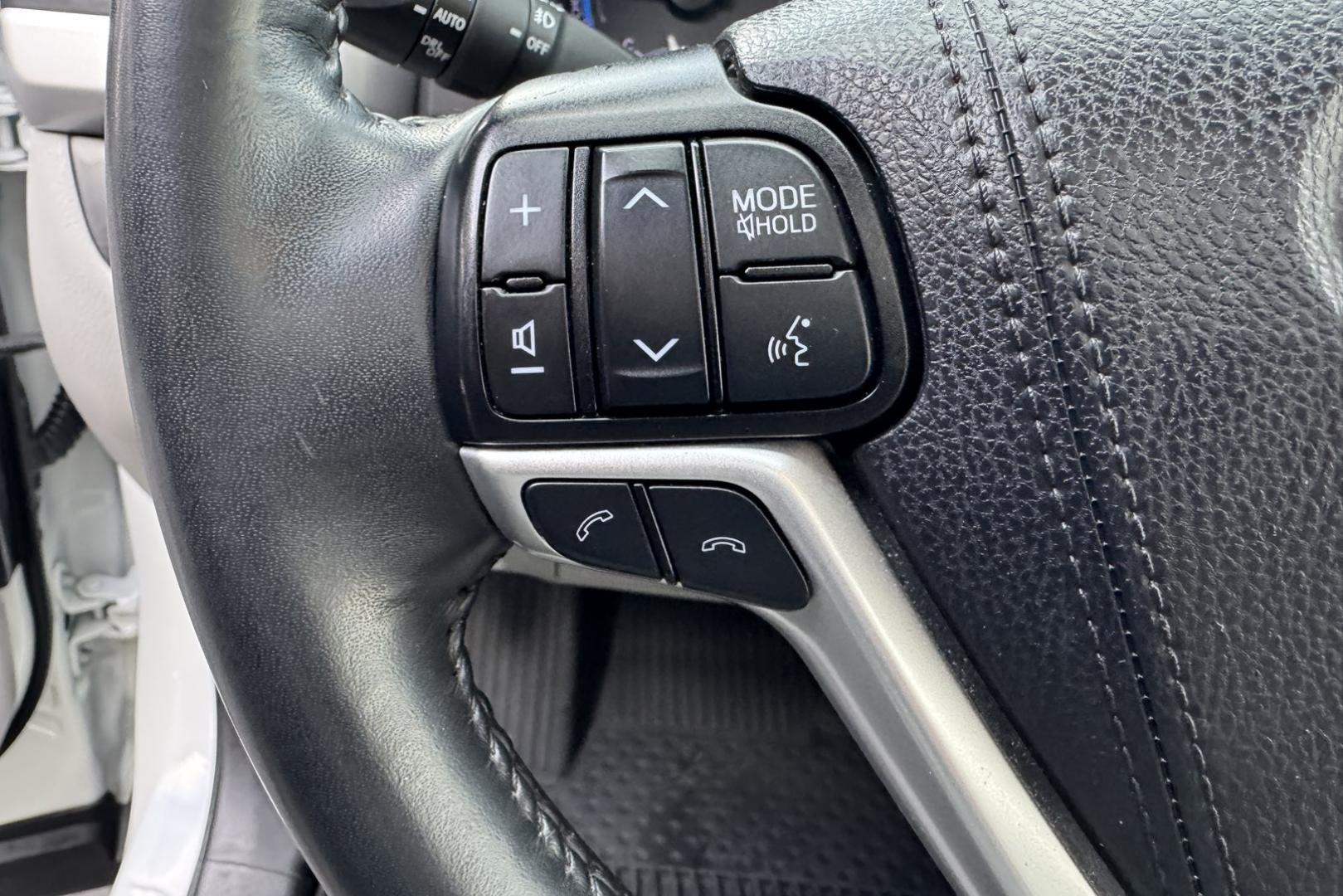 2019 Blizzard Pearl /Gray Toyota Highlander XLE (5TDJGRFH6KS) with an V6 3.5 Liter Hybrid engine, Automatic transmission, located at 2304 W. Main St., Boise, ID, 83702, (208) 342-7777, 43.622105, -116.218658 - Very Clean And Ready To Go! - Photo#11