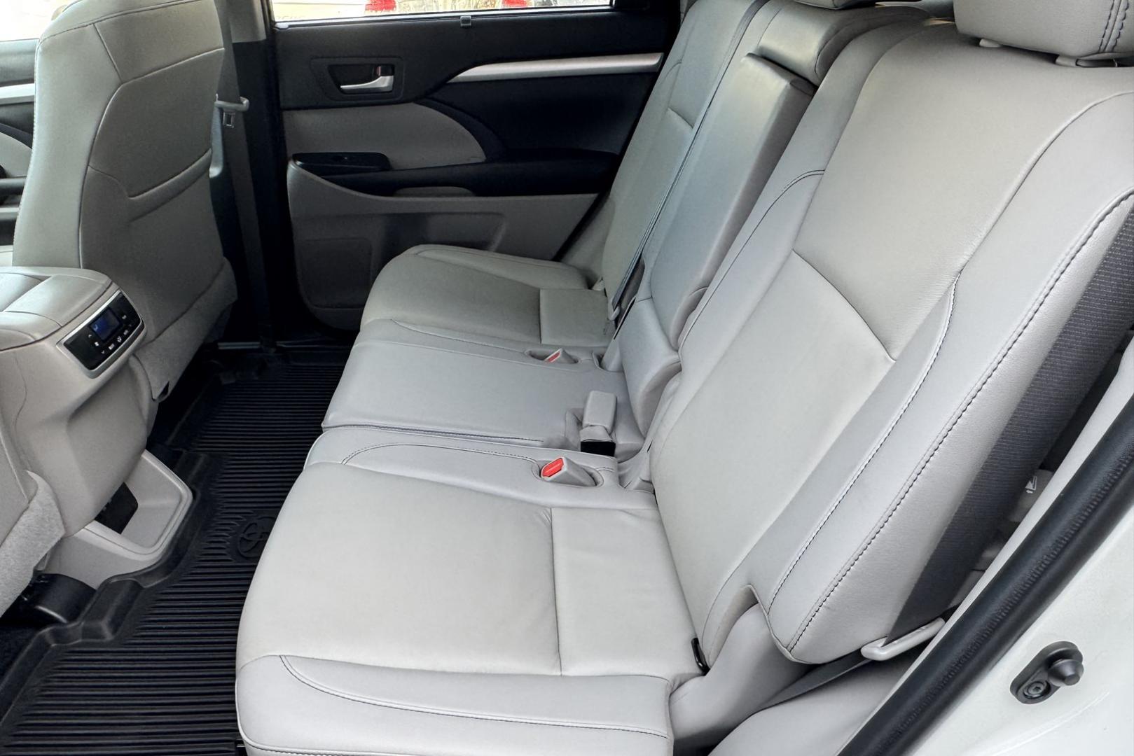 2019 Blizzard Pearl /Gray Toyota Highlander XLE (5TDJGRFH6KS) with an V6 3.5 Liter Hybrid engine, Automatic transmission, located at 2304 W. Main St., Boise, ID, 83702, (208) 342-7777, 43.622105, -116.218658 - Very Clean And Ready To Go! - Photo#15