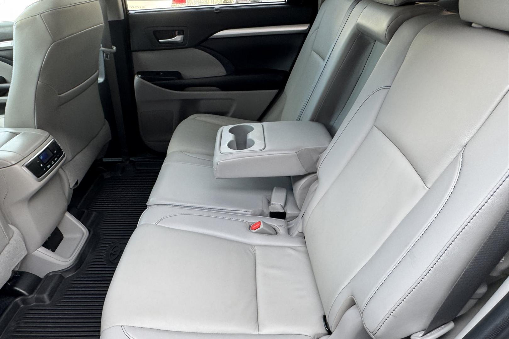 2019 Blizzard Pearl /Gray Toyota Highlander XLE (5TDJGRFH6KS) with an V6 3.5 Liter Hybrid engine, Automatic transmission, located at 2304 W. Main St., Boise, ID, 83702, (208) 342-7777, 43.622105, -116.218658 - Very Clean And Ready To Go! - Photo#18