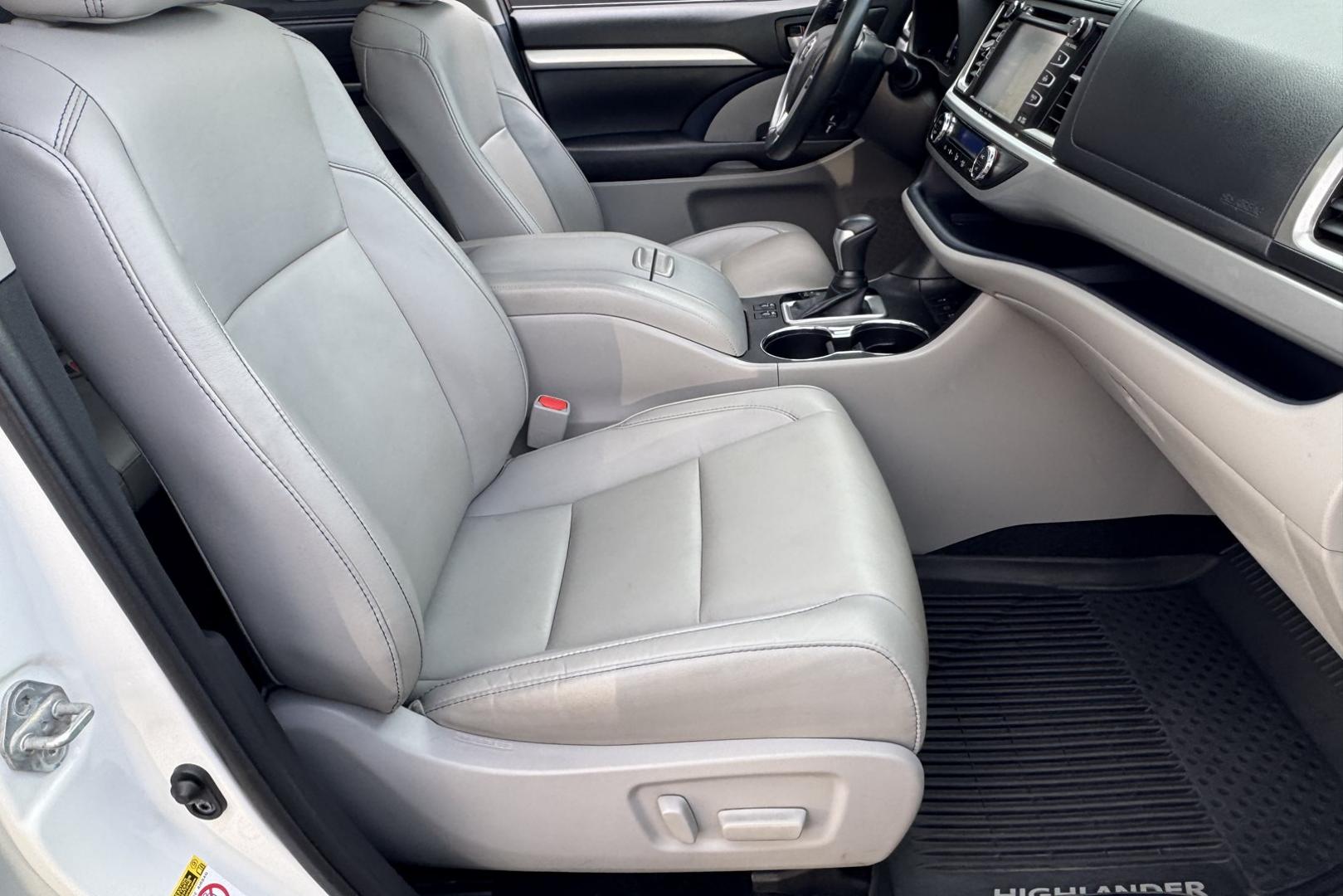 2019 Blizzard Pearl /Gray Toyota Highlander XLE (5TDJGRFH6KS) with an V6 3.5 Liter Hybrid engine, Automatic transmission, located at 2304 W. Main St., Boise, ID, 83702, (208) 342-7777, 43.622105, -116.218658 - Very Clean And Ready To Go! - Photo#22