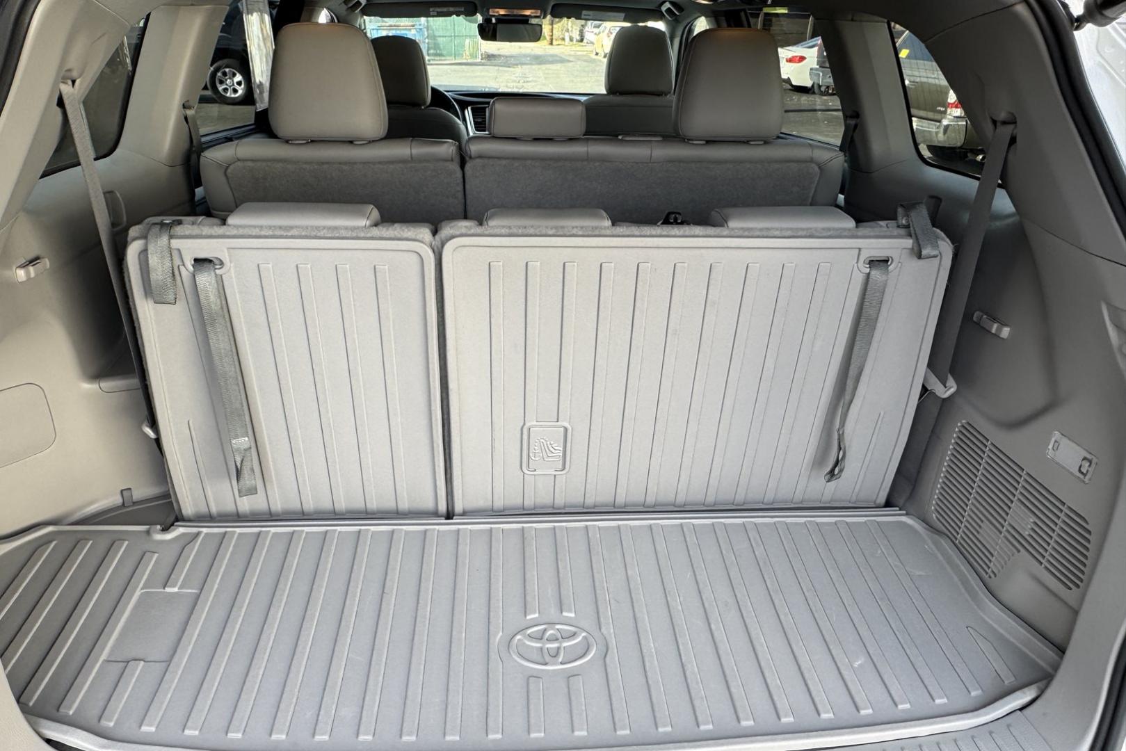 2019 Blizzard Pearl /Gray Toyota Highlander XLE (5TDJGRFH6KS) with an V6 3.5 Liter Hybrid engine, Automatic transmission, located at 2304 W. Main St., Boise, ID, 83702, (208) 342-7777, 43.622105, -116.218658 - Very Clean And Ready To Go! - Photo#24