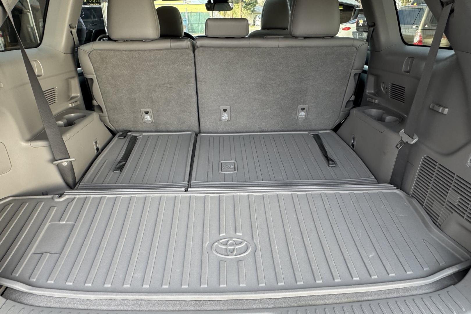 2019 Blizzard Pearl /Gray Toyota Highlander XLE (5TDJGRFH6KS) with an V6 3.5 Liter Hybrid engine, Automatic transmission, located at 2304 W. Main St., Boise, ID, 83702, (208) 342-7777, 43.622105, -116.218658 - Very Clean And Ready To Go! - Photo#27