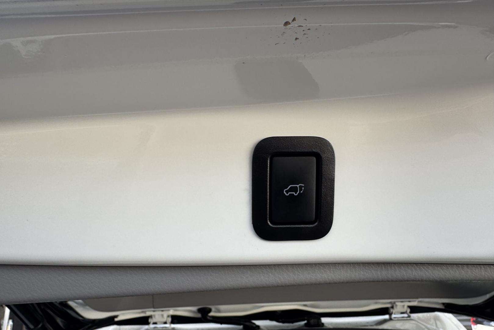 2019 Blizzard Pearl /Gray Toyota Highlander XLE (5TDJGRFH6KS) with an V6 3.5 Liter Hybrid engine, Automatic transmission, located at 2304 W. Main St., Boise, ID, 83702, (208) 342-7777, 43.622105, -116.218658 - Very Clean And Ready To Go! - Photo#26