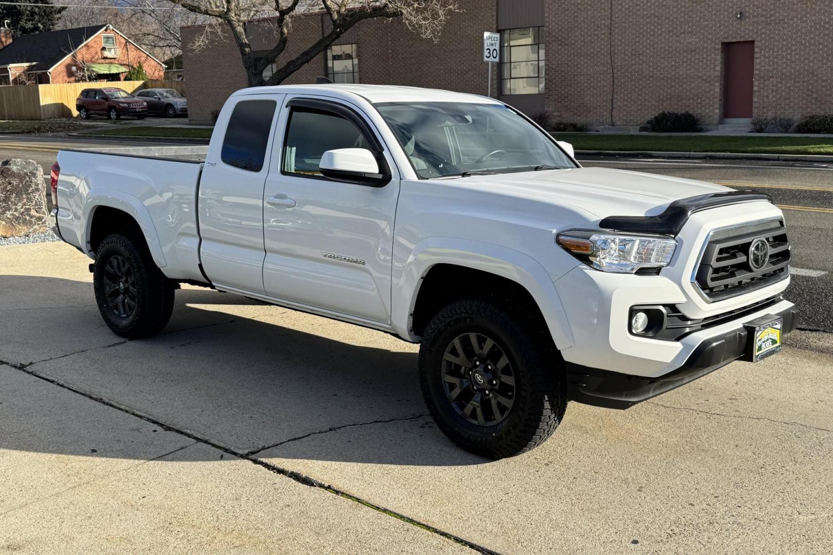 2020 Super White /Black Toyota Tacoma SR5 (3TYSX5EN7LT) with an 4 Cyl 2.7 Liter engine, Automatic 6 Speed transmission, located at 2304 W. Main St., Boise, ID, 83702, (208) 342-7777, 43.622105, -116.218658 - Photo#2
