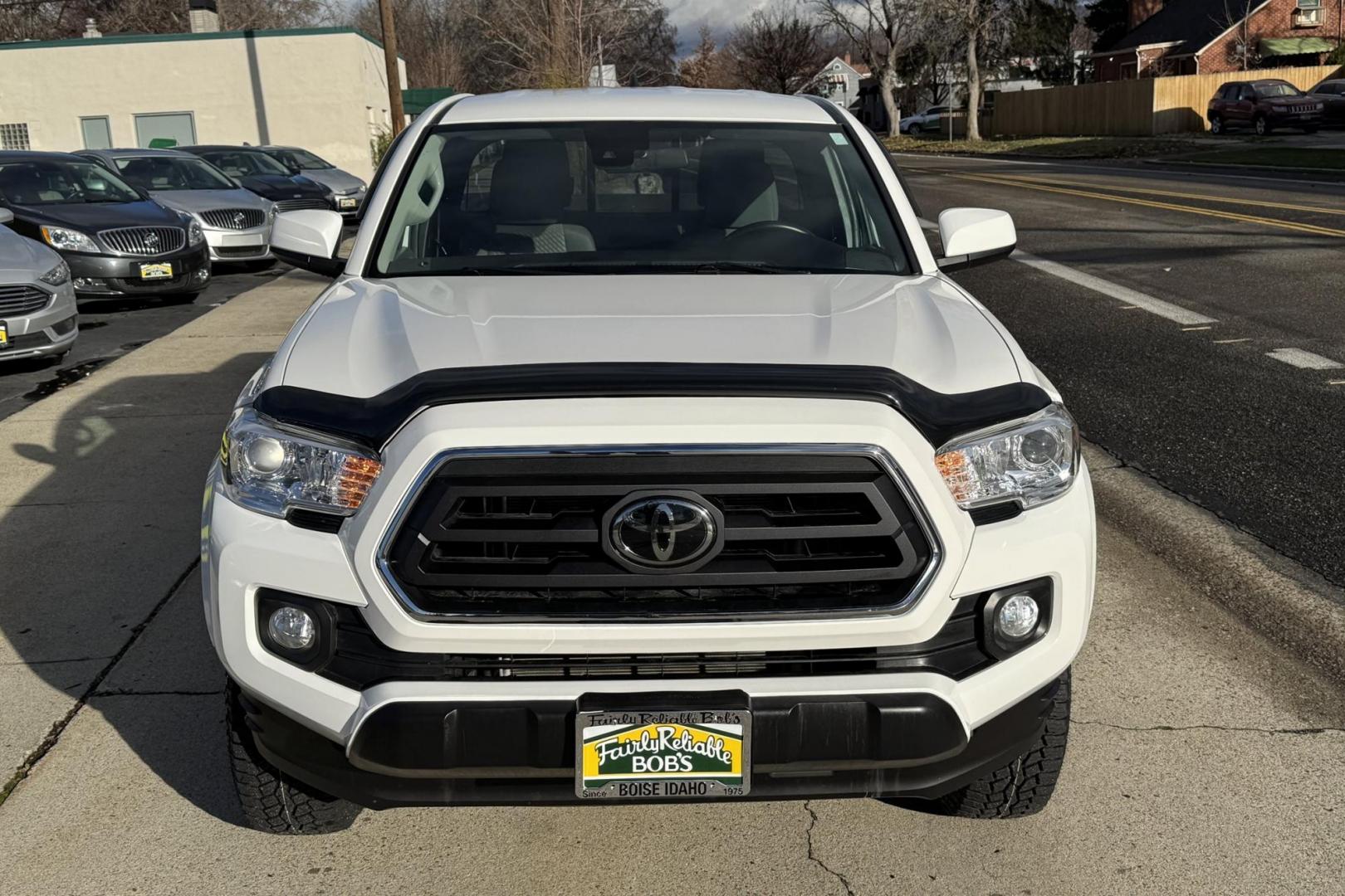 2020 Super White /Black Toyota Tacoma SR5 (3TYSX5EN7LT) with an 4 Cyl 2.7 Liter engine, Automatic 6 Speed transmission, located at 2304 W. Main St., Boise, ID, 83702, (208) 342-7777, 43.622105, -116.218658 - Photo#3
