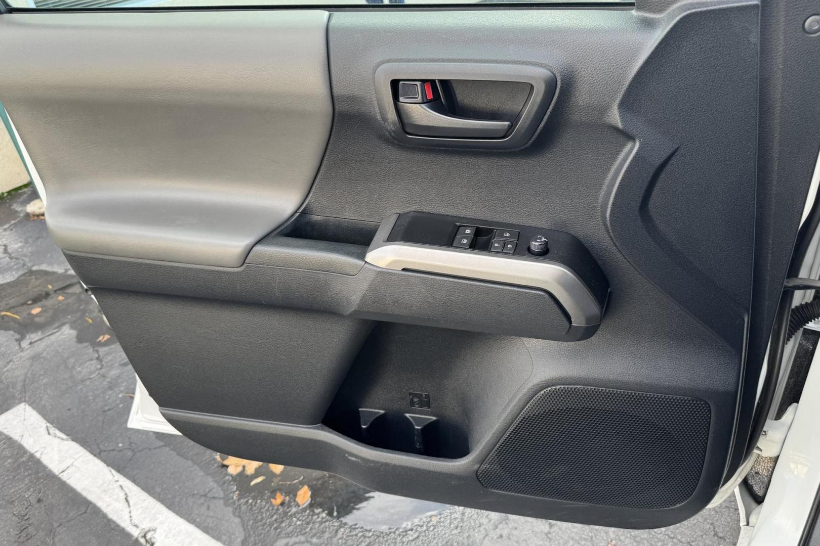 2020 Super White /Black Toyota Tacoma SR5 (3TYSX5EN7LT) with an 4 Cyl 2.7 Liter engine, Automatic 6 Speed transmission, located at 2304 W. Main St., Boise, ID, 83702, (208) 342-7777, 43.622105, -116.218658 - Photo#7