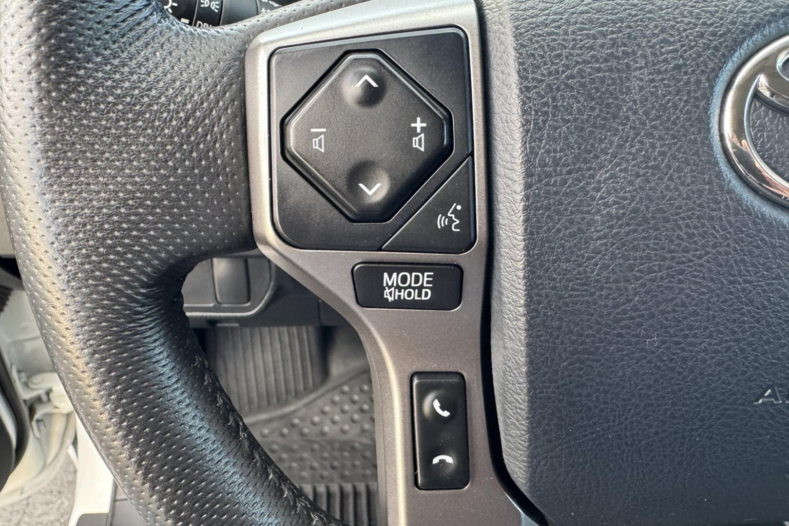 2020 Super White /Black Toyota Tacoma SR5 (3TYSX5EN7LT) with an 4 Cyl 2.7 Liter engine, Automatic 6 Speed transmission, located at 2304 W. Main St., Boise, ID, 83702, (208) 342-7777, 43.622105, -116.218658 - Photo#9