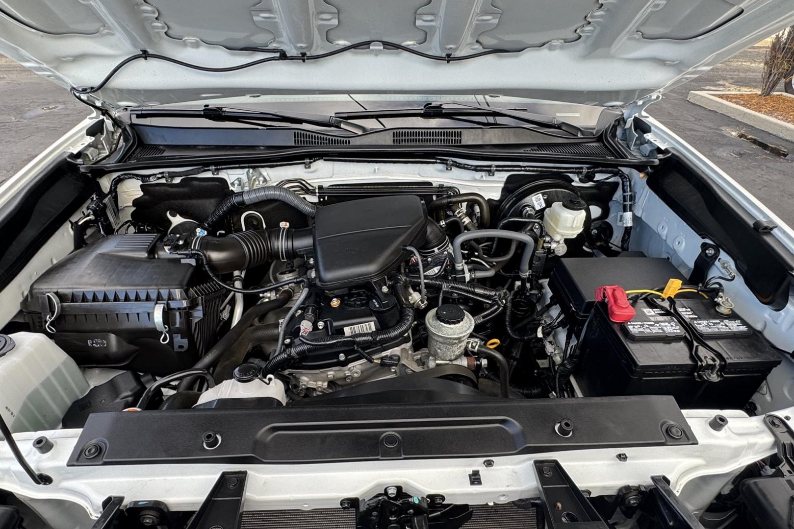 2020 Super White /Black Toyota Tacoma SR5 (3TYSX5EN7LT) with an 4 Cyl 2.7 Liter engine, Automatic 6 Speed transmission, located at 2304 W. Main St., Boise, ID, 83702, (208) 342-7777, 43.622105, -116.218658 - Photo#14