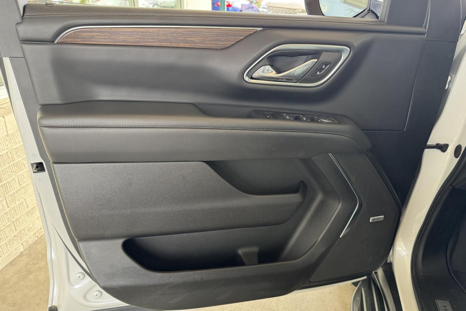 2024 Iridescent Pearl Tricoat /Jet Black Chevrolet Suburban High Country (1GNSKGKT4RR) with an 6 Cyl Duramax 3.0 Liter Turbo Diesel engine, Automatic 10 Speed transmission, located at 2304 W. Main St., Boise, ID, 83702, (208) 342-7777, 43.622105, -116.218658 - Remaining Factory Warranty! Great Fuel Economy! Ready To Go! - Photo#17