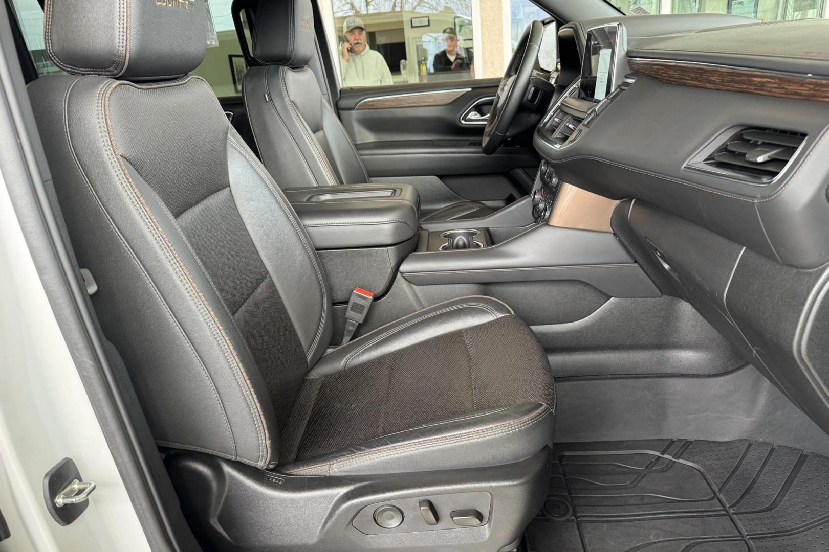 2024 Iridescent Pearl Tricoat /Jet Black Chevrolet Suburban High Country (1GNSKGKT4RR) with an 6 Cyl Duramax 3.0 Liter Turbo Diesel engine, Automatic 10 Speed transmission, located at 2304 W. Main St., Boise, ID, 83702, (208) 342-7777, 43.622105, -116.218658 - Remaining Factory Warranty! Great Fuel Economy! Ready To Go! - Photo#27