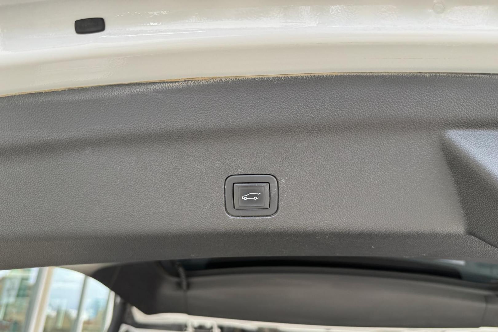 2024 Iridescent Pearl Tricoat /Jet Black Chevrolet Suburban High Country (1GNSKGKT4RR) with an 6 Cyl Duramax 3.0 Liter Turbo Diesel engine, Automatic 10 Speed transmission, located at 2304 W. Main St., Boise, ID, 83702, (208) 342-7777, 43.622105, -116.218658 - Remaining Factory Warranty! Great Fuel Economy! Ready To Go! - Photo#32