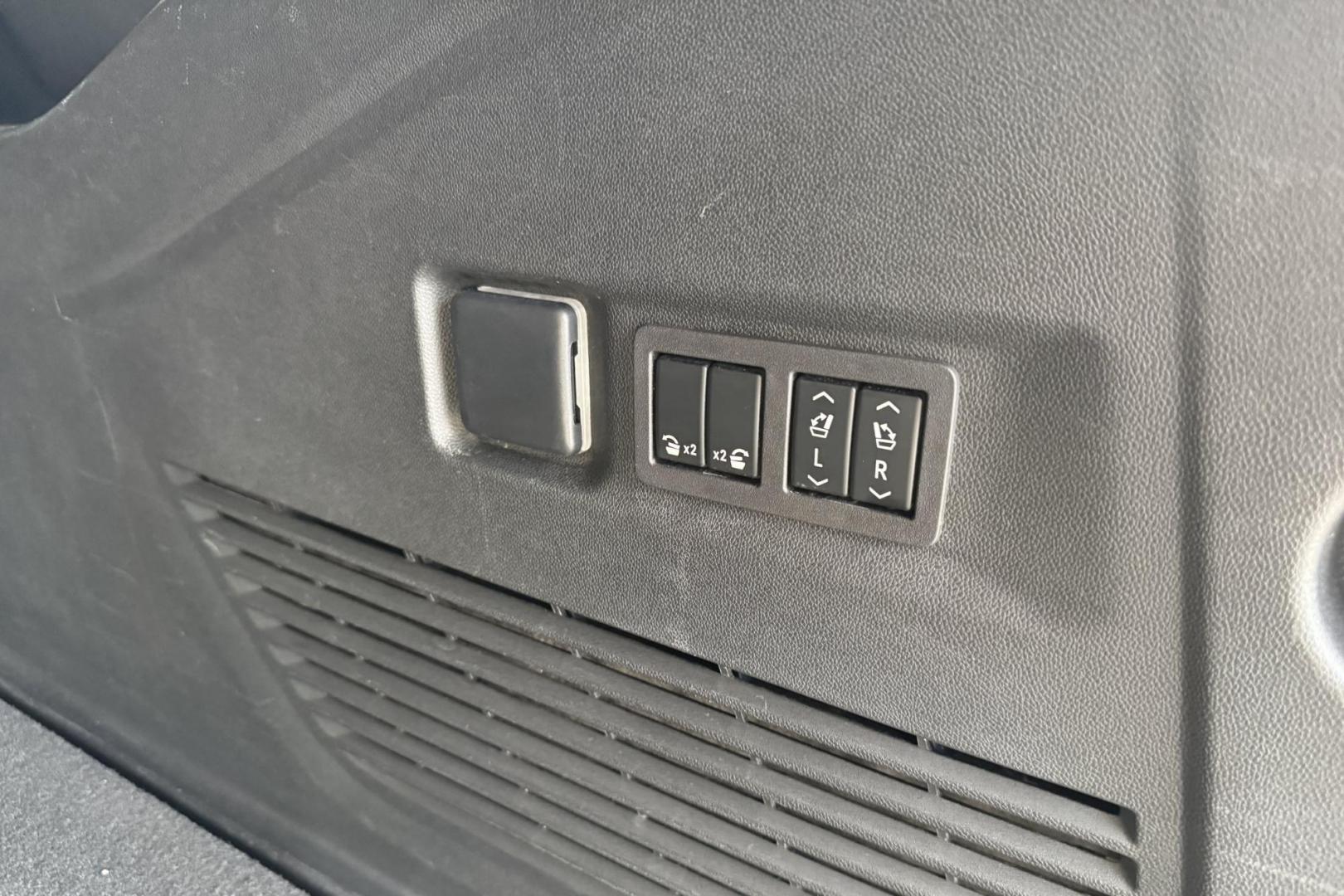 2024 Iridescent Pearl Tricoat /Jet Black Chevrolet Suburban High Country (1GNSKGKT4RR) with an 6 Cyl Duramax 3.0 Liter Turbo Diesel engine, Automatic 10 Speed transmission, located at 2304 W. Main St., Boise, ID, 83702, (208) 342-7777, 43.622105, -116.218658 - Remaining Factory Warranty! Great Fuel Economy! Ready To Go! - Photo#31