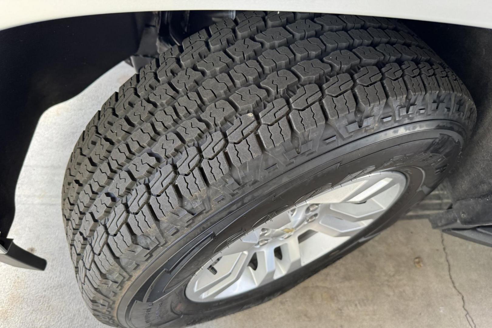 2020 Quicksilver Metallic /Jet Black Chevrolet Suburban LT (1GNSKHKC3LR) with an V8 5.3 Liter engine, Automatic 6 Speed transmission, located at 2304 W. Main St., Boise, ID, 83702, (208) 342-7777, 43.622105, -116.218658 - Highly Optioned! Power Adjustable Driver Pedals! Seats 8! - Photo#17