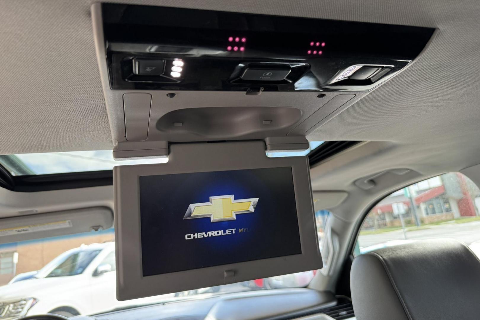 2020 Quicksilver Metallic /Jet Black Chevrolet Suburban LT (1GNSKHKC3LR) with an V8 5.3 Liter engine, Automatic 6 Speed transmission, located at 2304 W. Main St., Boise, ID, 83702, (208) 342-7777, 43.622105, -116.218658 - Highly Optioned! Power Adjustable Driver Pedals! Seats 8! - Photo#26