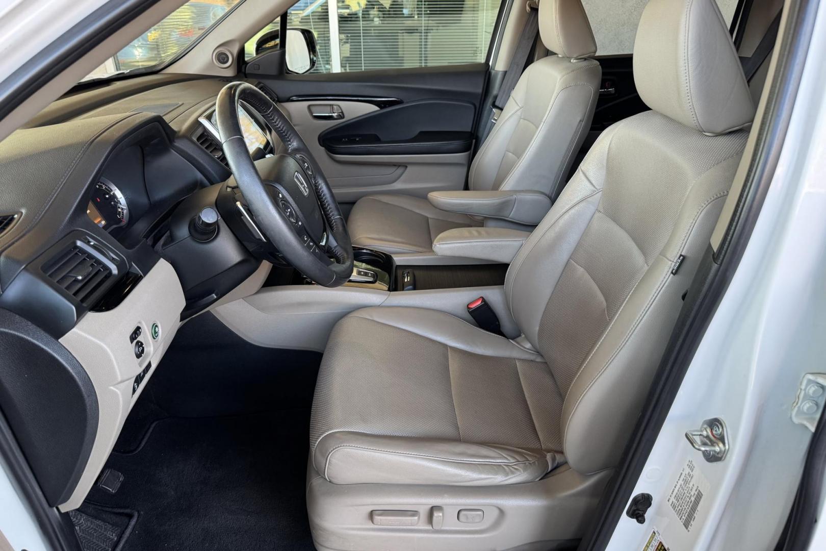 2020 White /Tan Honda Ridgeline RTL-E (5FPYK3F78LB) with an V6 3.5 Liter engine, Automatic 9 Speed transmission, located at 2304 W. Main St., Boise, ID, 83702, (208) 342-7777, 43.622105, -116.218658 - Photo#9