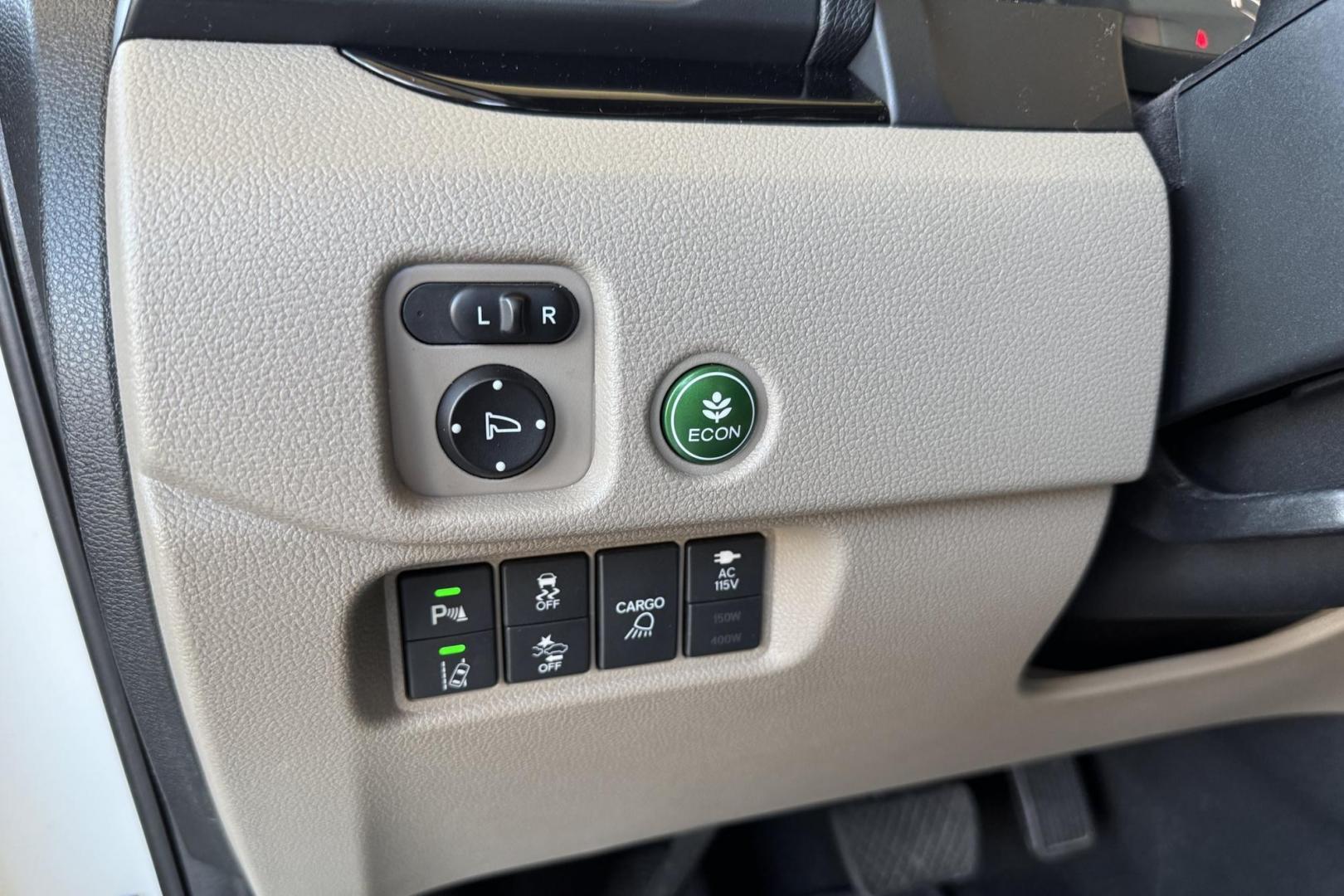 2020 White /Tan Honda Ridgeline RTL-E (5FPYK3F78LB) with an V6 3.5 Liter engine, Automatic 9 Speed transmission, located at 2304 W. Main St., Boise, ID, 83702, (208) 342-7777, 43.622105, -116.218658 - Photo#11