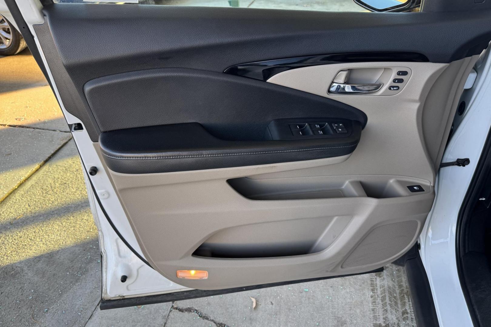 2020 White /Tan Honda Ridgeline RTL-E (5FPYK3F78LB) with an V6 3.5 Liter engine, Automatic 9 Speed transmission, located at 2304 W. Main St., Boise, ID, 83702, (208) 342-7777, 43.622105, -116.218658 - Photo#10