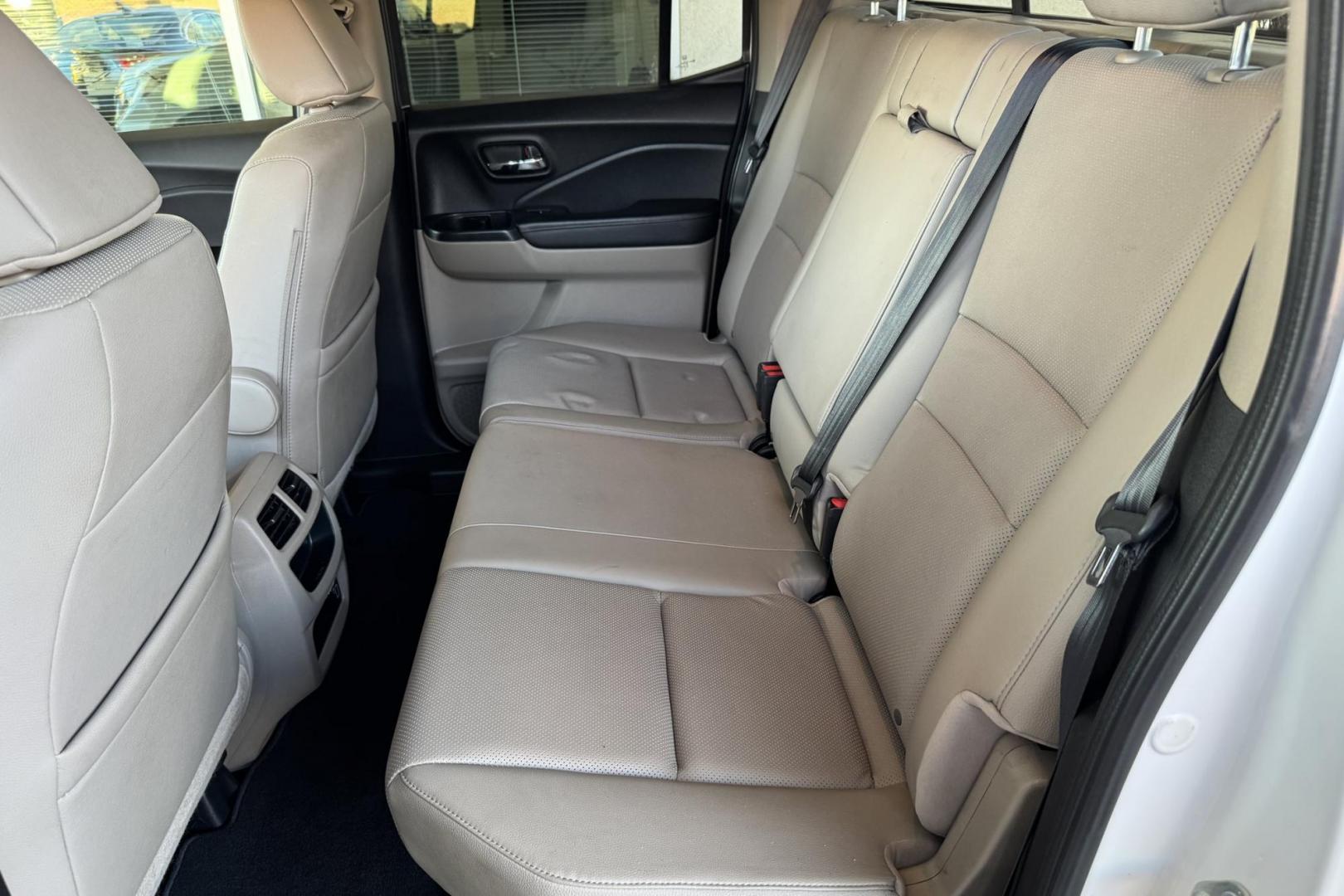 2020 White /Tan Honda Ridgeline RTL-E (5FPYK3F78LB) with an V6 3.5 Liter engine, Automatic 9 Speed transmission, located at 2304 W. Main St., Boise, ID, 83702, (208) 342-7777, 43.622105, -116.218658 - Photo#13