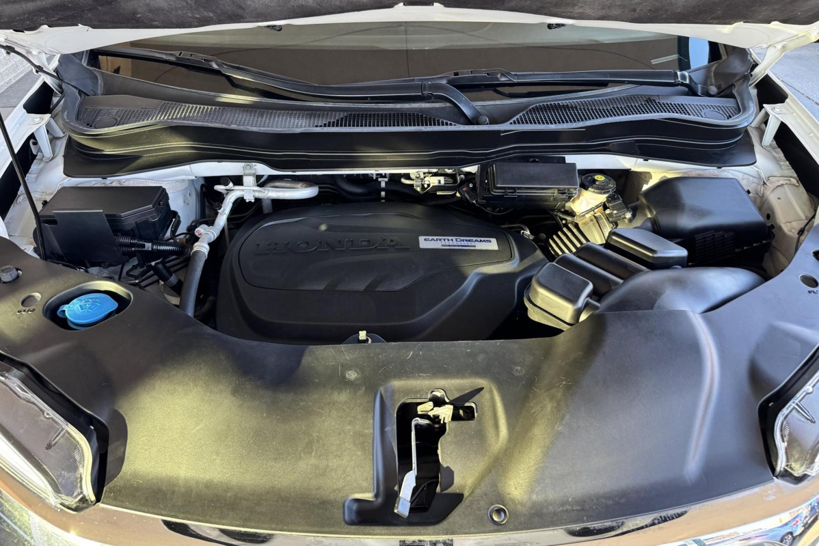 2020 White /Tan Honda Ridgeline RTL-E (5FPYK3F78LB) with an V6 3.5 Liter engine, Automatic 9 Speed transmission, located at 2304 W. Main St., Boise, ID, 83702, (208) 342-7777, 43.622105, -116.218658 - Photo#19