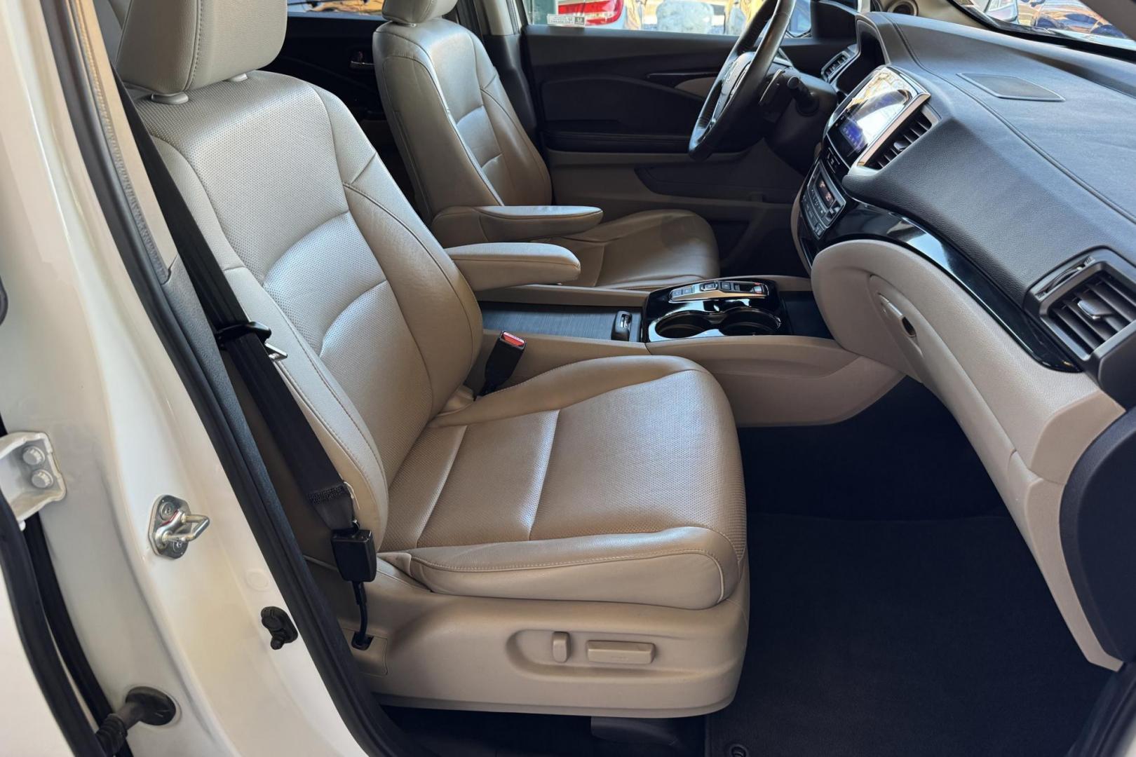 2020 White /Tan Honda Ridgeline RTL-E (5FPYK3F78LB) with an V6 3.5 Liter engine, Automatic 9 Speed transmission, located at 2304 W. Main St., Boise, ID, 83702, (208) 342-7777, 43.622105, -116.218658 - Photo#20