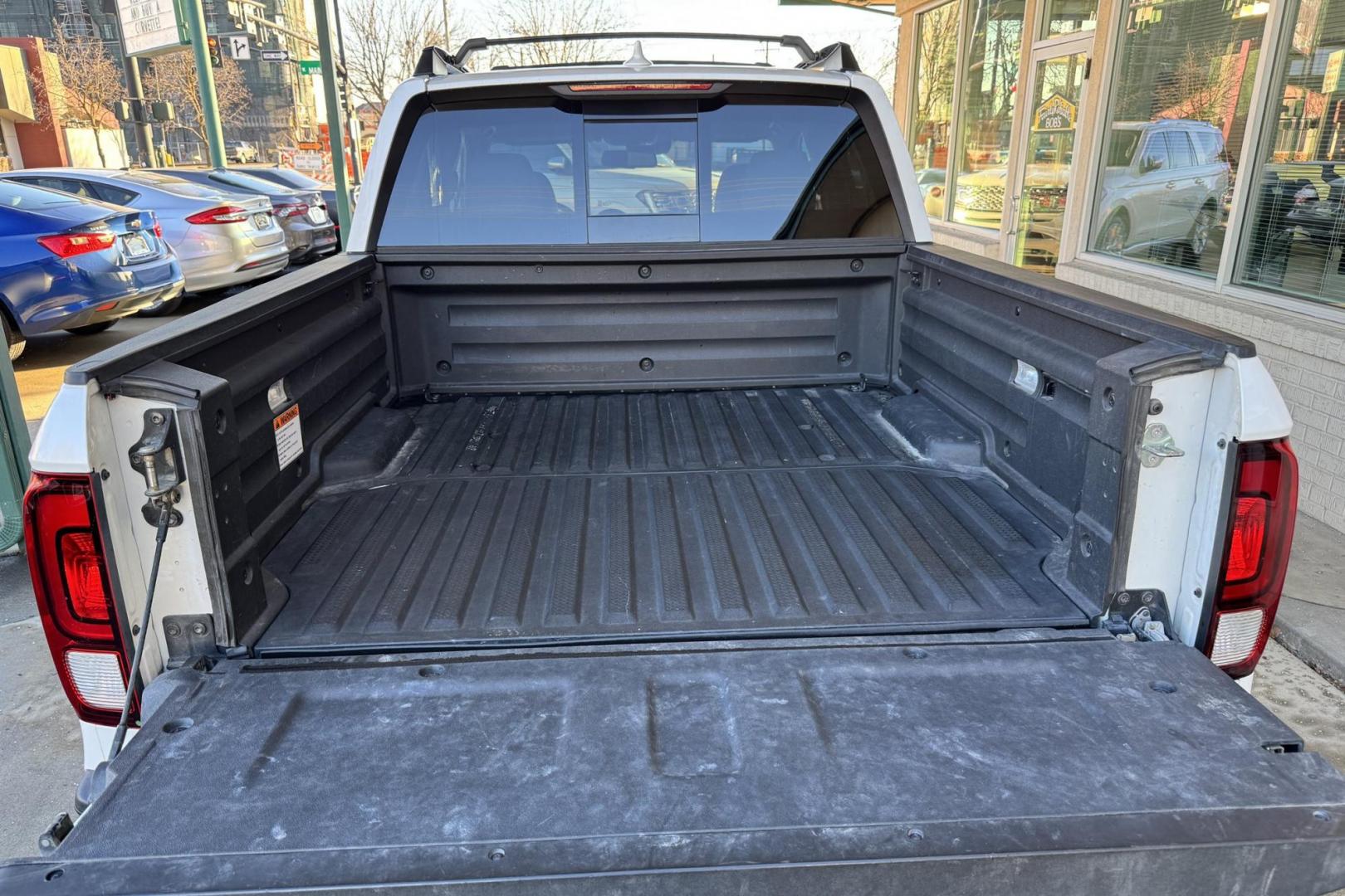 2020 White /Tan Honda Ridgeline RTL-E (5FPYK3F78LB) with an V6 3.5 Liter engine, Automatic 9 Speed transmission, located at 2304 W. Main St., Boise, ID, 83702, (208) 342-7777, 43.622105, -116.218658 - Photo#23