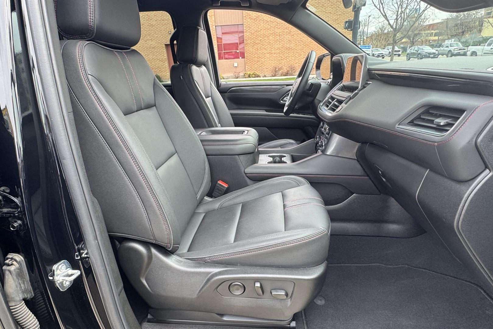 2024 Black /Black Chevrolet Suburban RST (1GNSKEKT8RR) with an 6 Cyl 3.0 Liter Turbo Diesel engine, Automatic 10 Speed transmission, located at 2304 W. Main St., Boise, ID, 83702, (208) 342-7777, 43.622105, -116.218658 - Photo#19