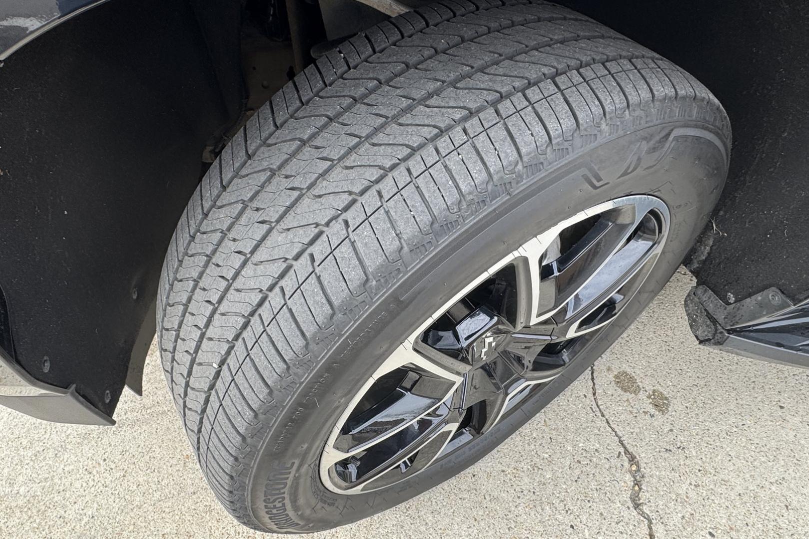 2024 Black /Black Chevrolet Suburban RST (1GNSKEKT8RR) with an 6 Cyl 3.0 Liter Turbo Diesel engine, Automatic 10 Speed transmission, located at 2304 W. Main St., Boise, ID, 83702, (208) 342-7777, 43.622105, -116.218658 - Photo#18