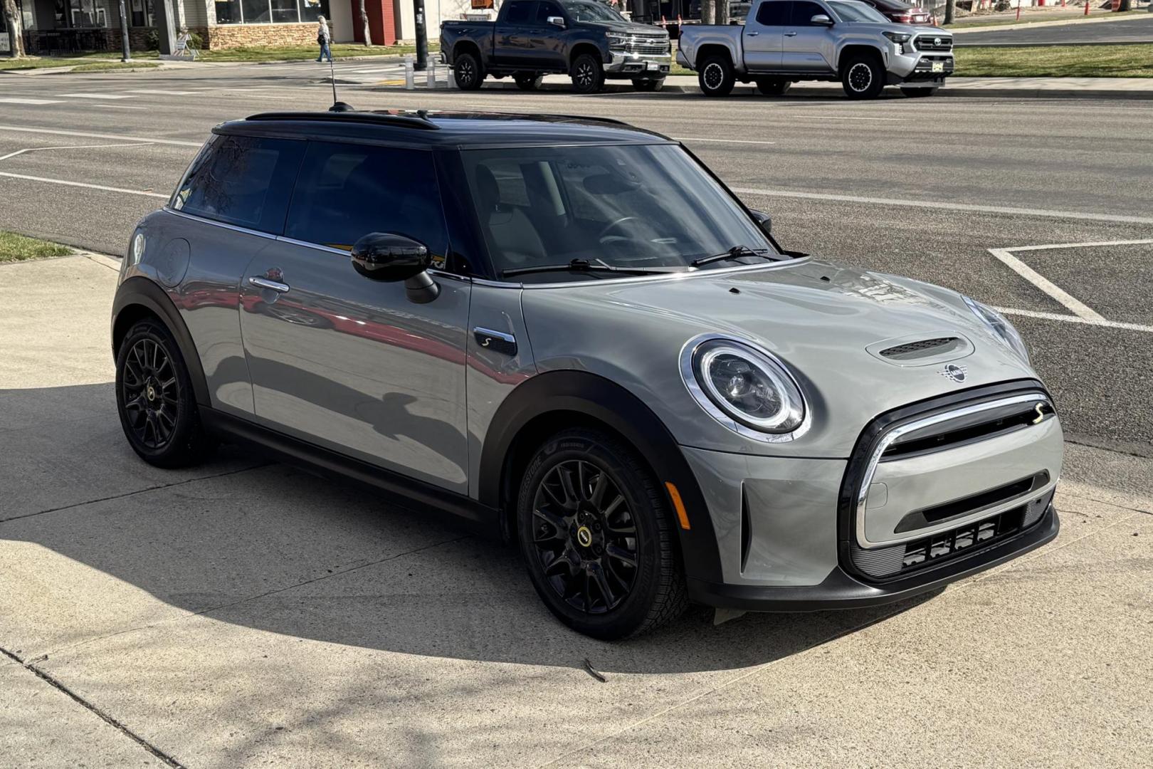 2022 Moonwalk Grey /Black MINI Cooper SE EV (WMW13DJ02N2) with an 32.6 kWh engine, Automatic transmission, located at 2304 W. Main St., Boise, ID, 83702, (208) 342-7777, 43.622105, -116.218658 - All Electric! A Blast To Drive! - Photo#2