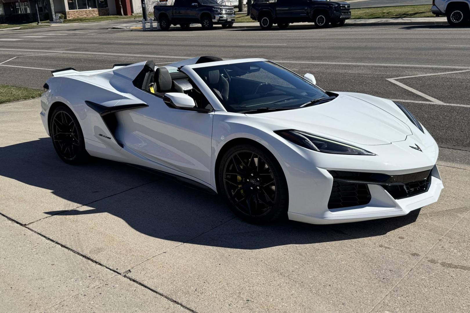 2024 Arctic White /Jet Black Chevrolet Corvette Stingray Convertible 3LZ (1G1YF3D34R5) with an V8 5.5 Liter engine, Automatic 8 Speed transmission, located at 2304 W. Main St., Boise, ID, 83702, (208) 342-7777, 43.622105, -116.218658 - Stunning Z/06 3LZ Corvette Stingray Convertible! - Photo#2